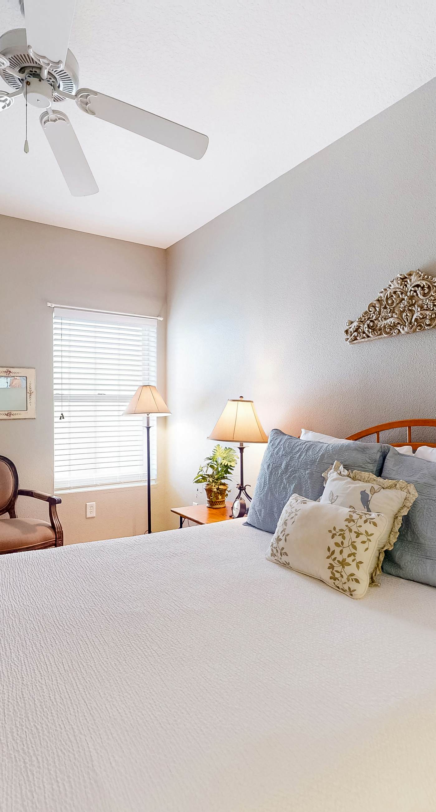 Charming two-bedroom with bunks, balcony overlooking pool & pickleball