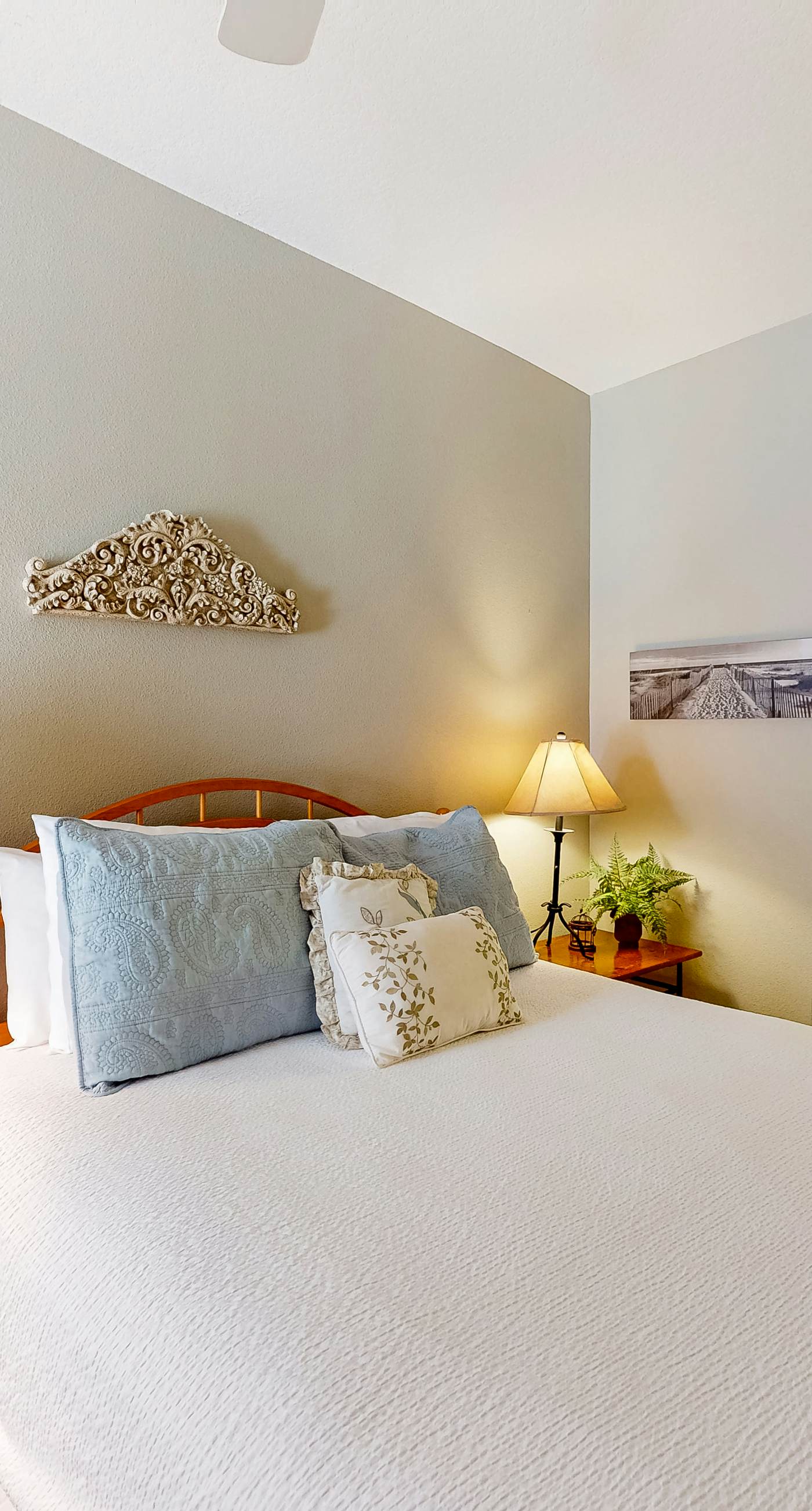 Charming two-bedroom with bunks, balcony overlooking pool & pickleball