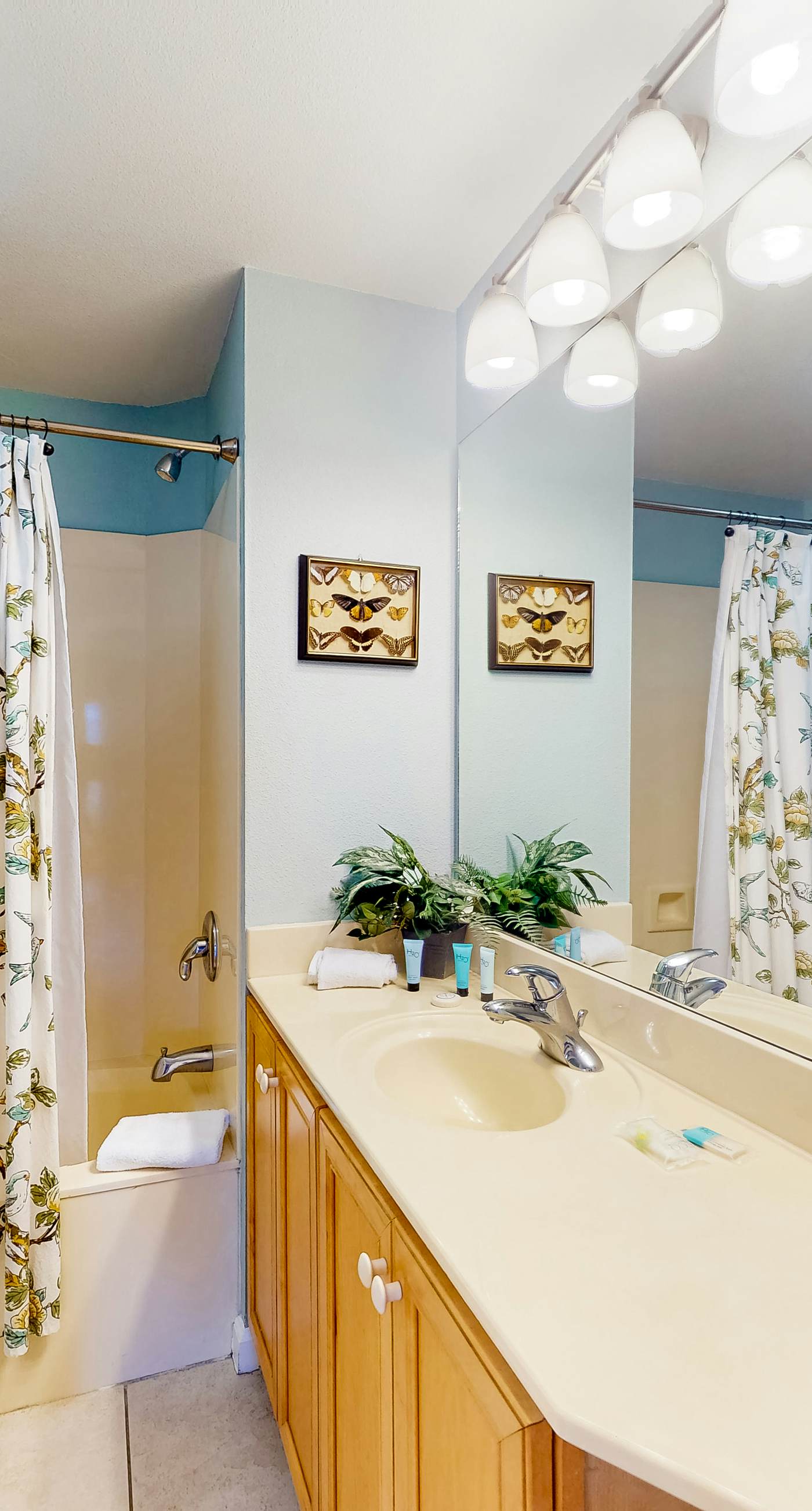 Charming two-bedroom with bunks, balcony overlooking pool & pickleball