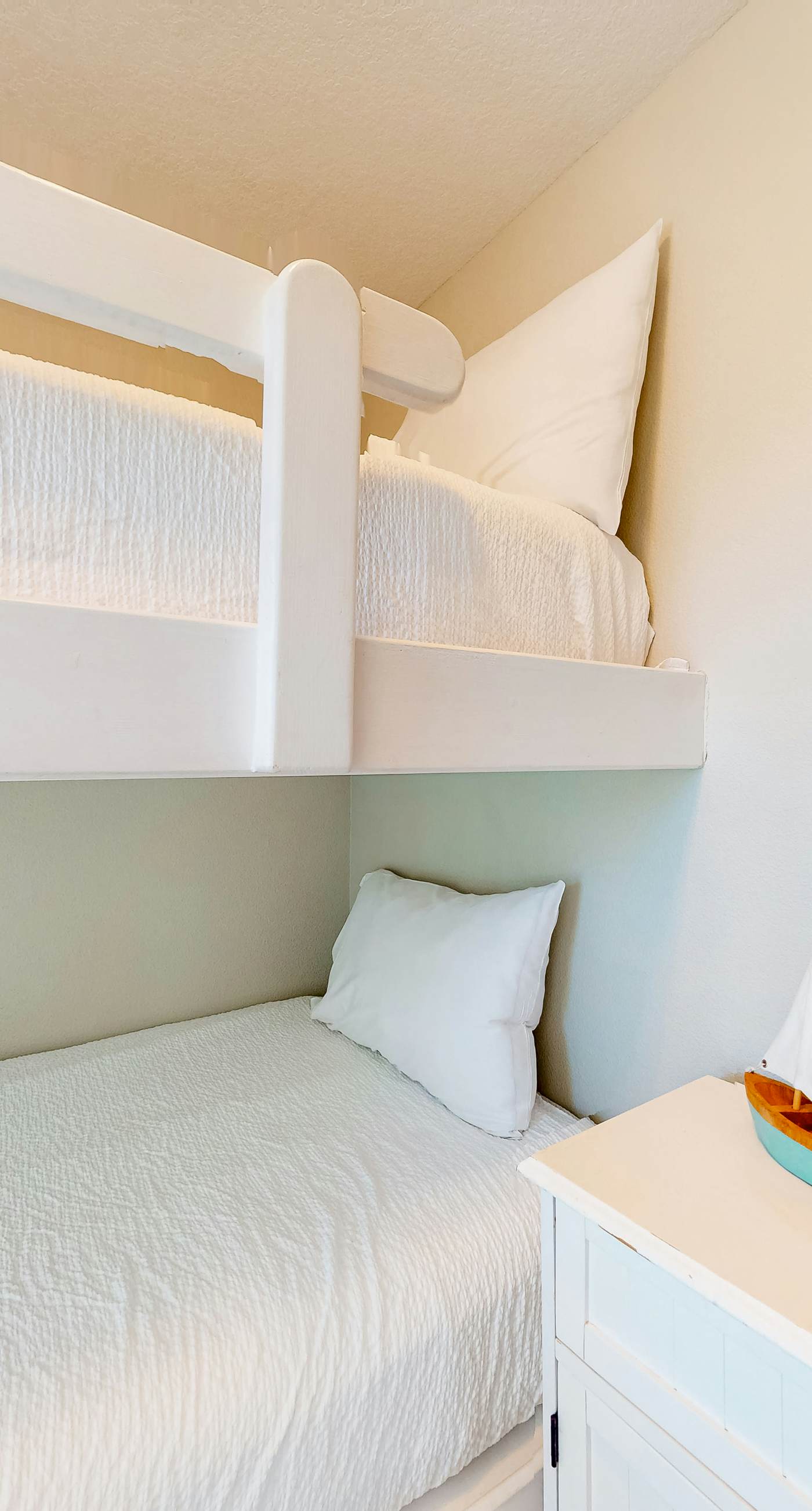 Charming two-bedroom with bunks, balcony overlooking pool & pickleball