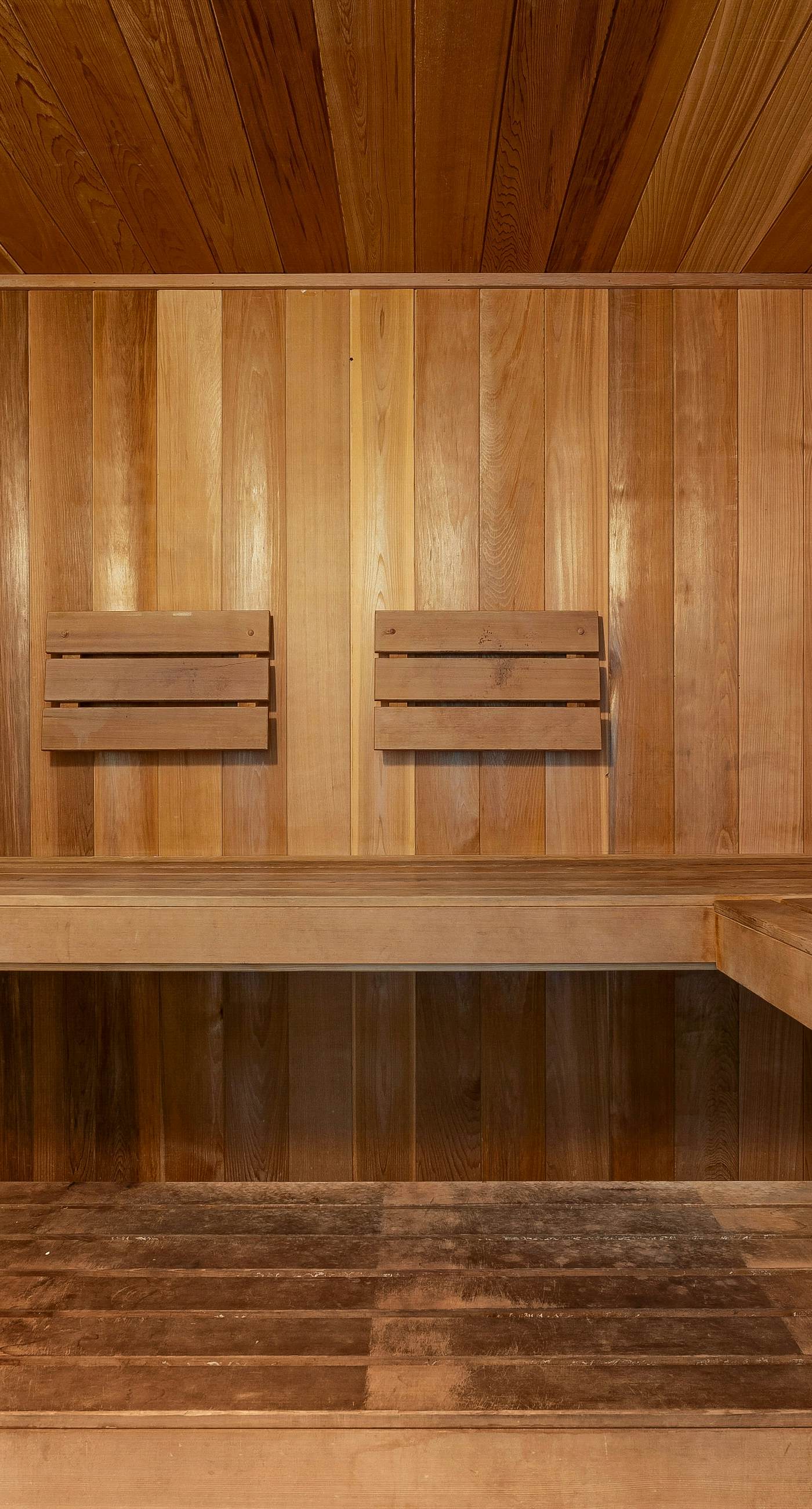 Charming two-bedroom with bunks, balcony overlooking pool & pickleball