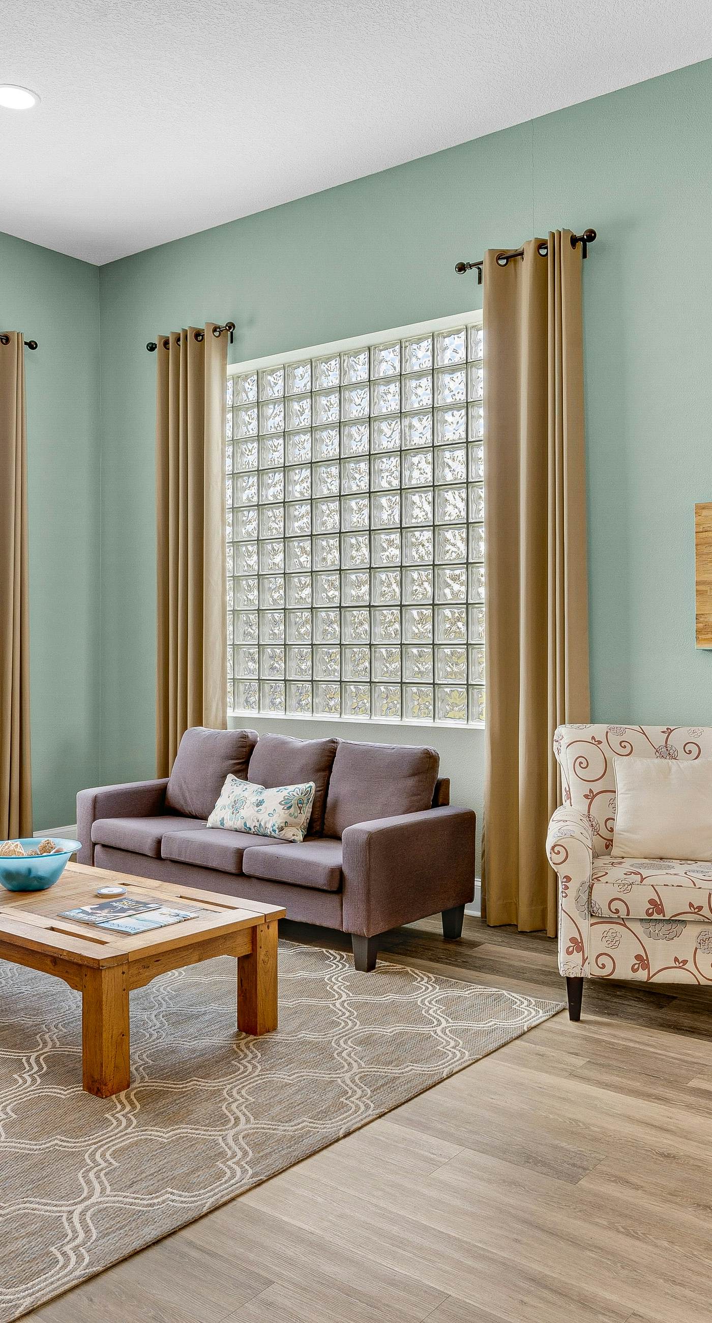 Charming two-bedroom with bunks, balcony overlooking pool & pickleball