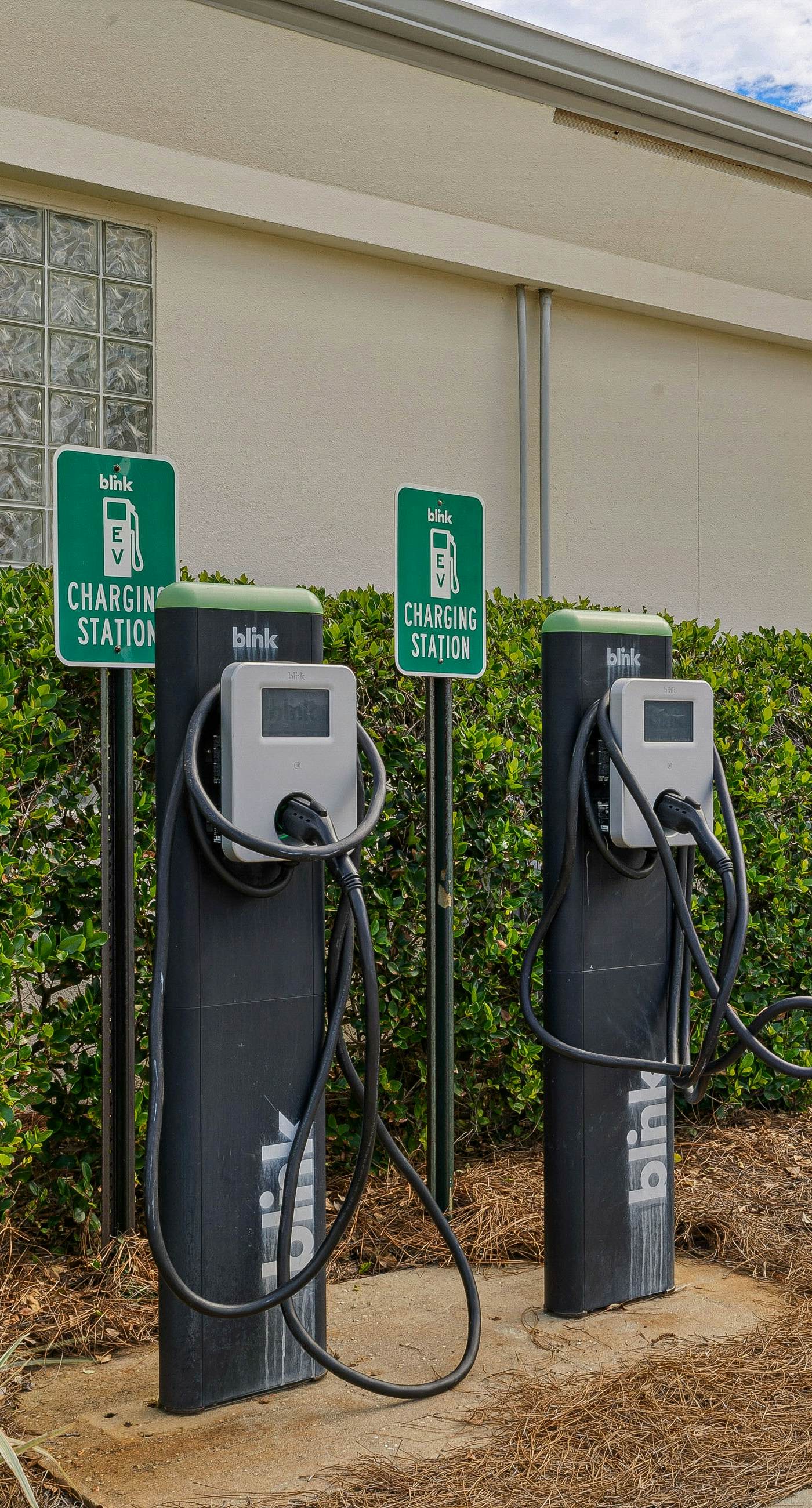 Charming two-bedroom with bunks, balcony overlooking pool & pickleball