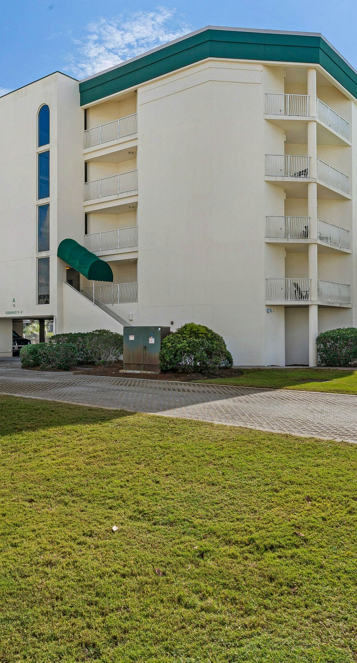 Charming two-bedroom with bunks, balcony overlooking pool & pickleball