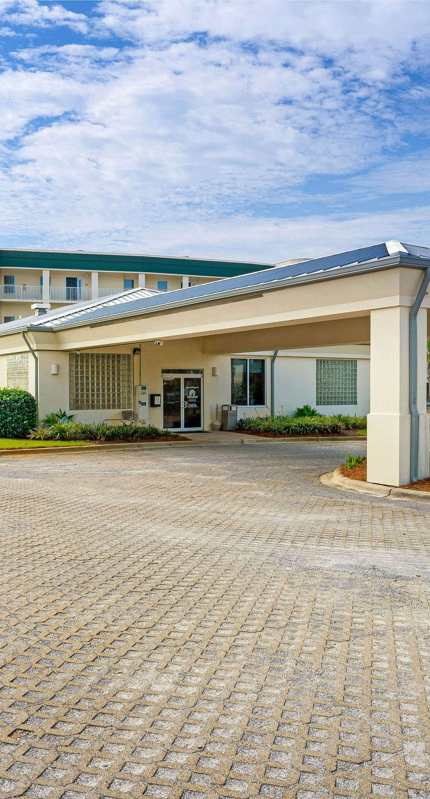 Charming two-bedroom with bunks, balcony overlooking pool & pickleball