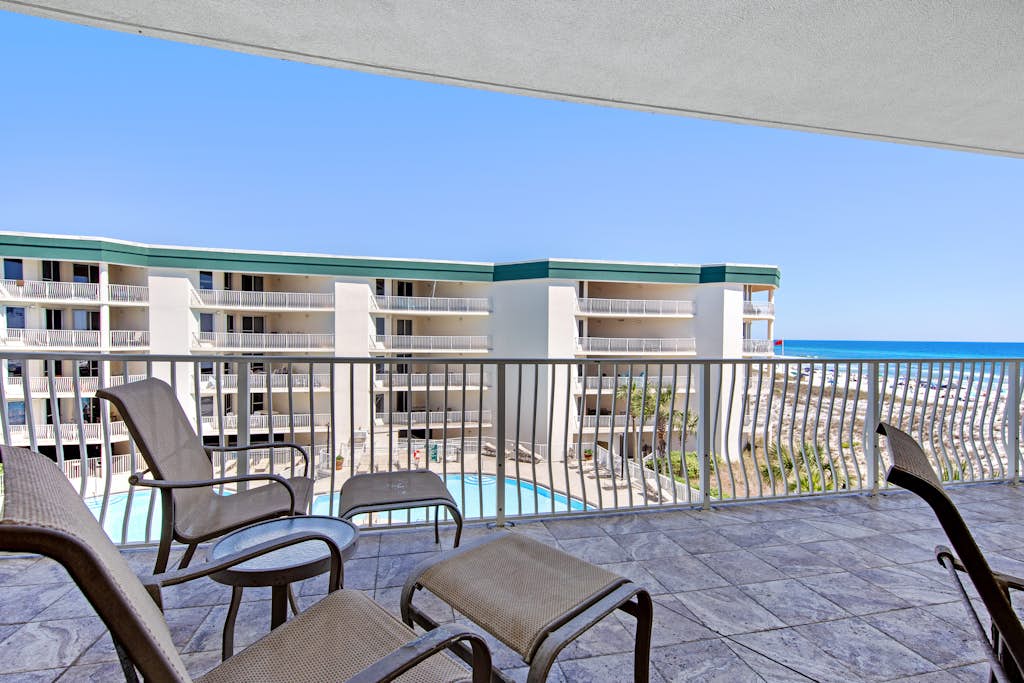 3rd-floor condo with sauna, gym, pool, tennis & pickleball, conference room