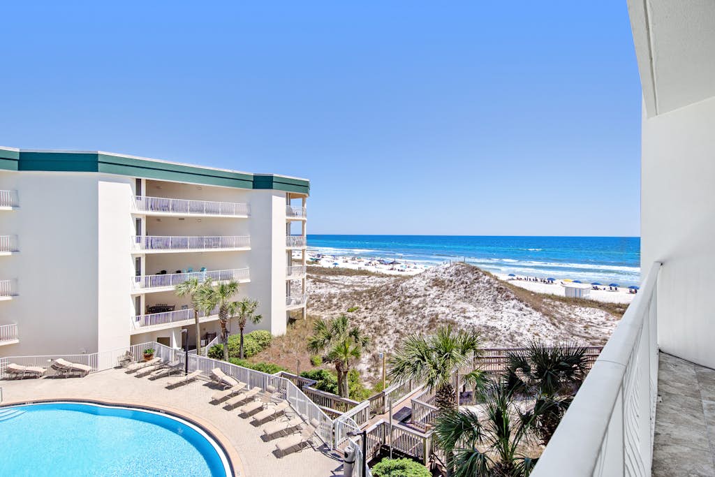 3rd-floor condo with sauna, gym, pool, tennis & pickleball, conference room