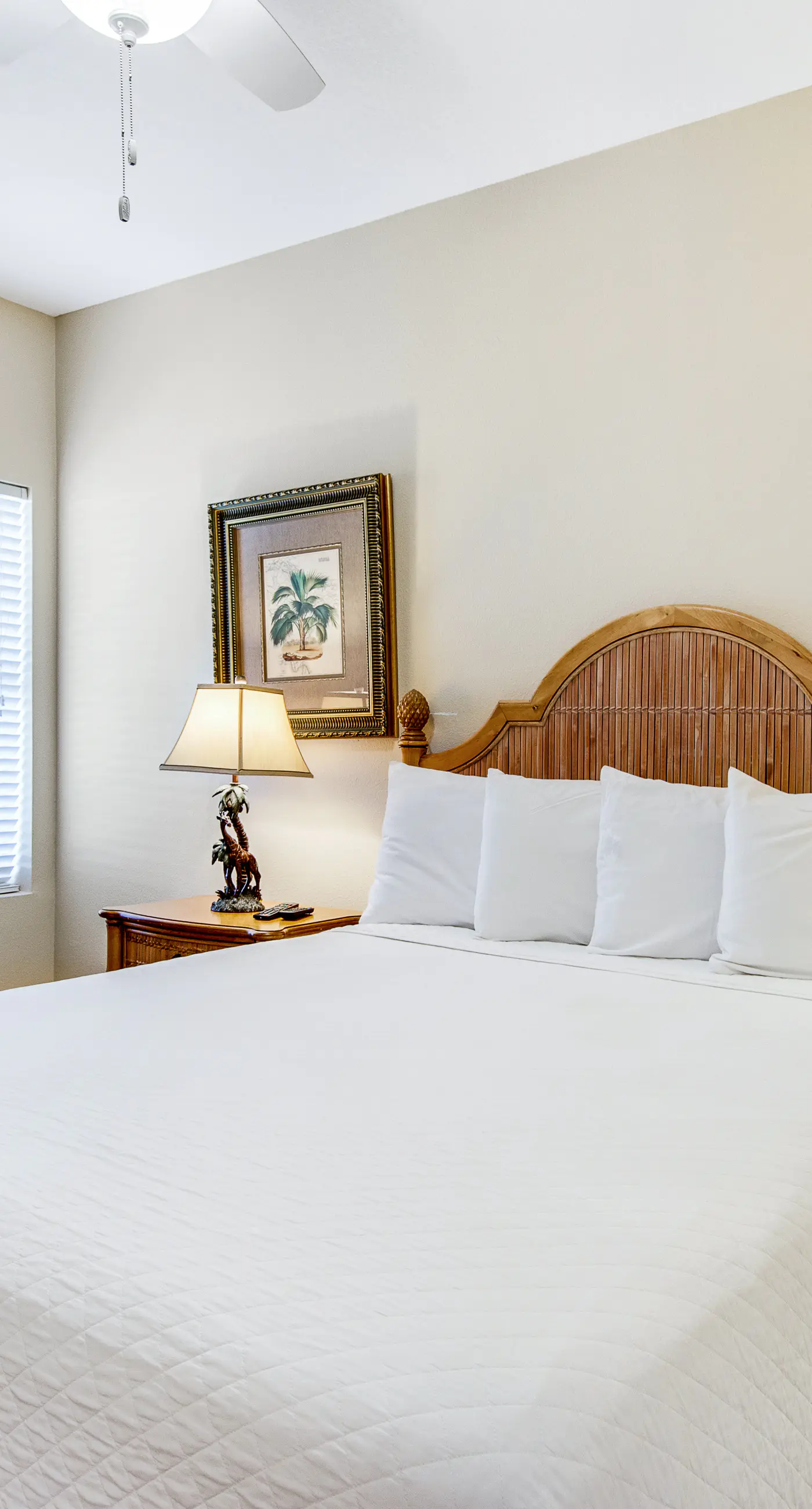 3rd-floor condo with sauna, gym, pool, tennis & pickleball, conference room