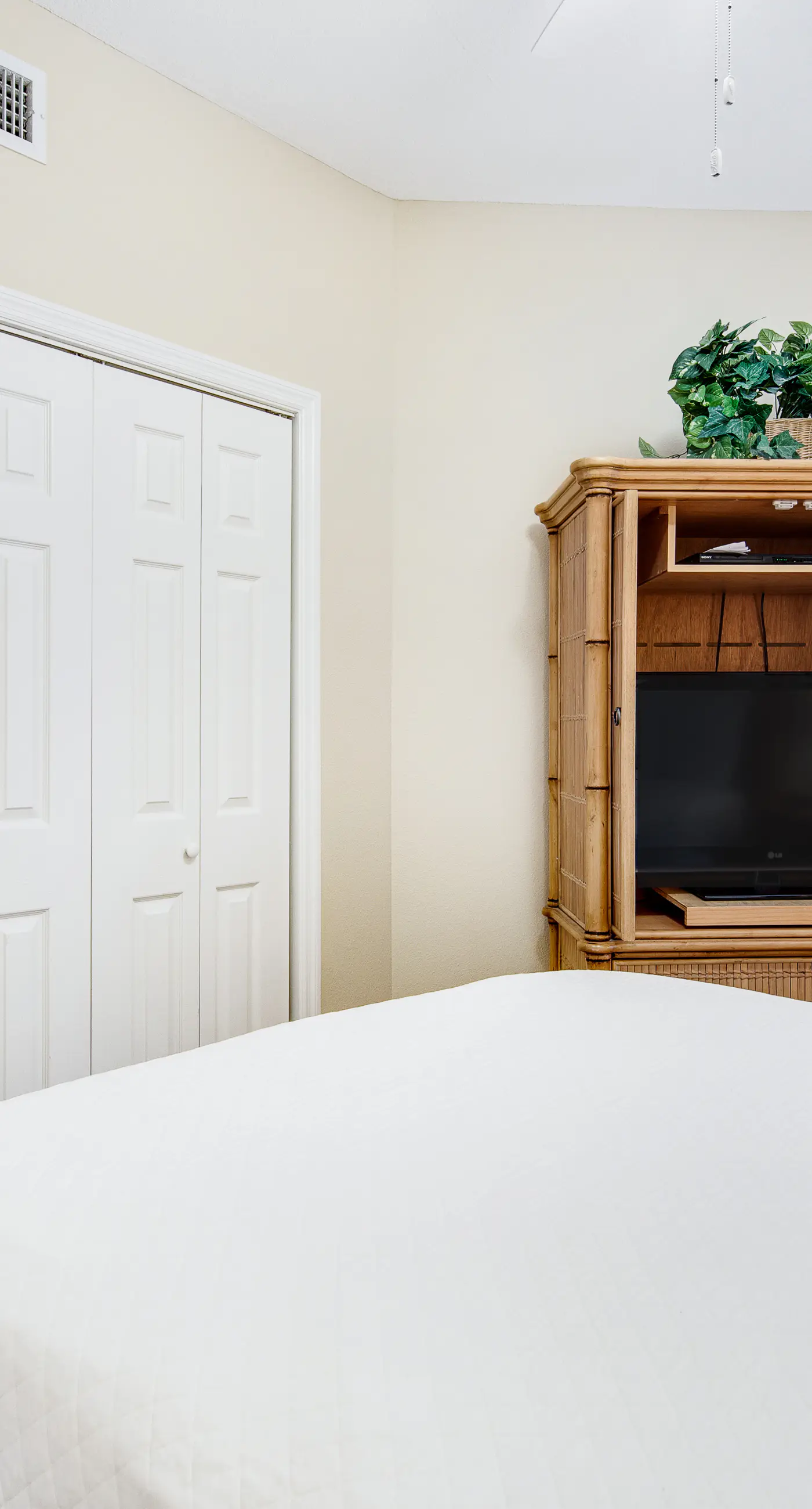 3rd-floor condo with sauna, gym, pool, tennis & pickleball, conference room