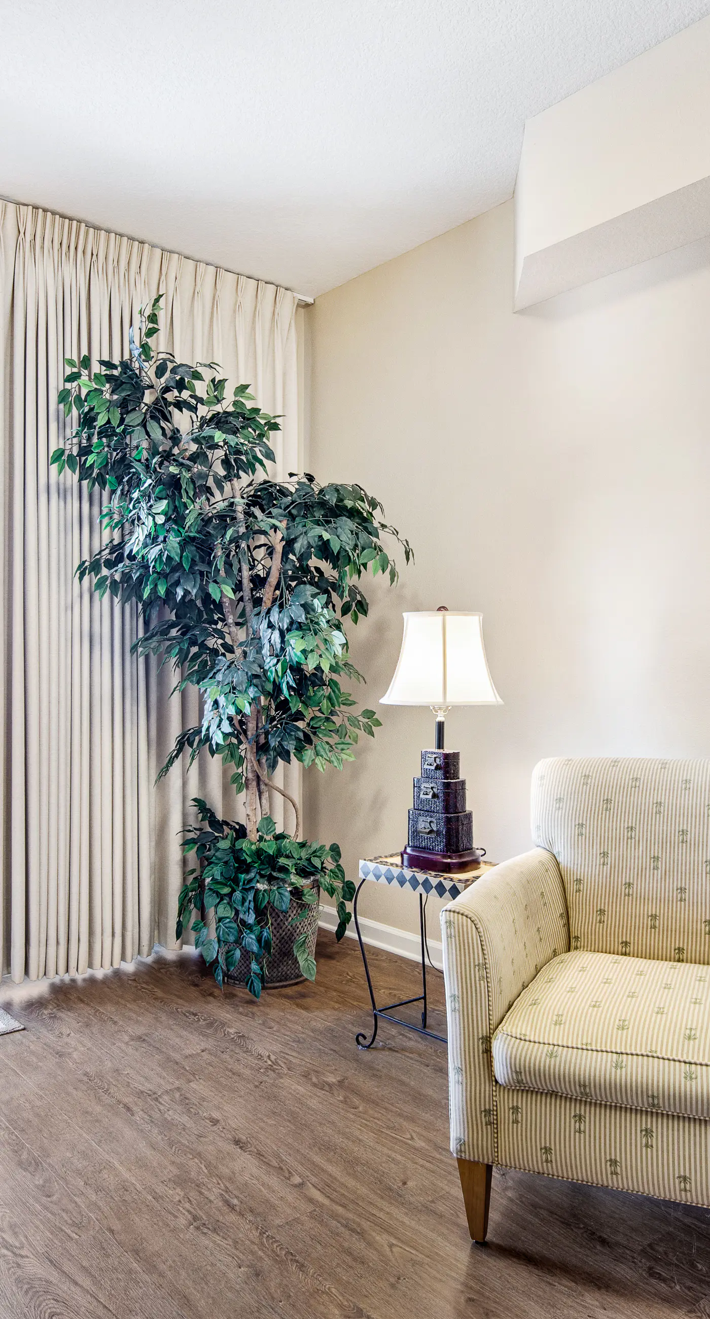 3rd-floor condo with sauna, gym, pool, tennis & pickleball, conference room