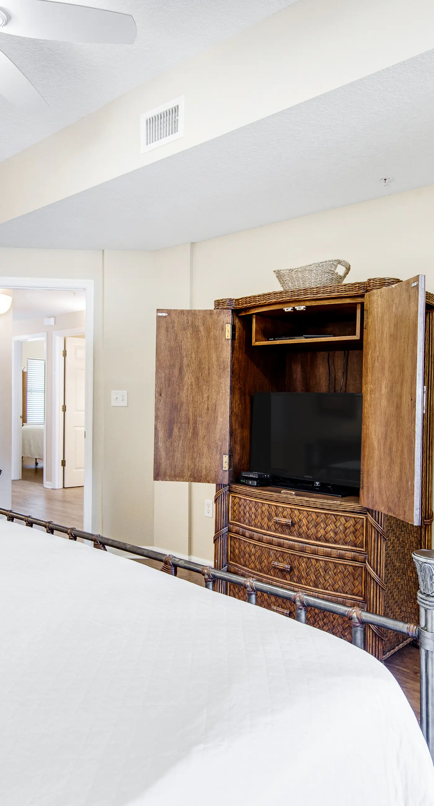 3rd-floor condo with sauna, gym, pool, tennis & pickleball, conference room