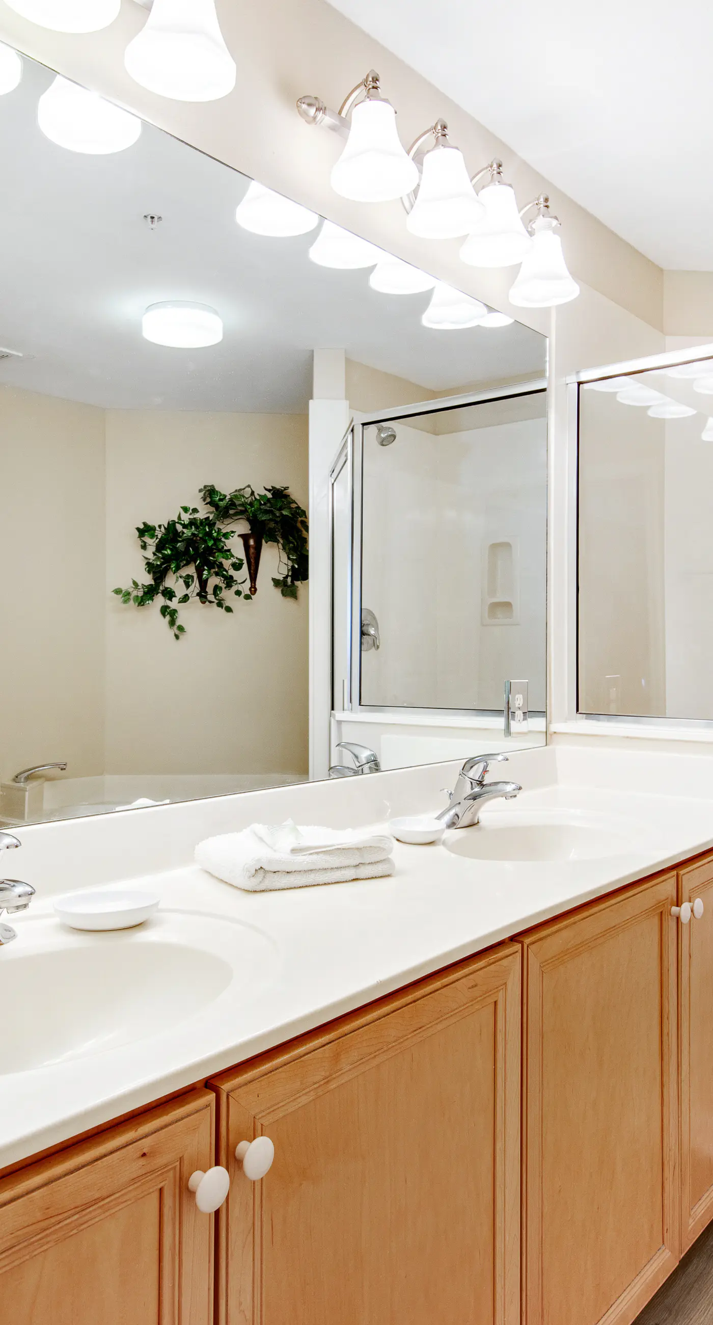 3rd-floor condo with sauna, gym, pool, tennis & pickleball, conference room