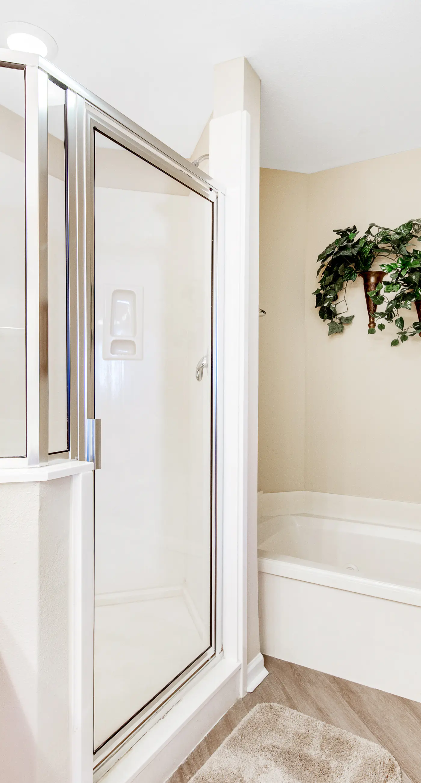 3rd-floor condo with sauna, gym, pool, tennis & pickleball, conference room