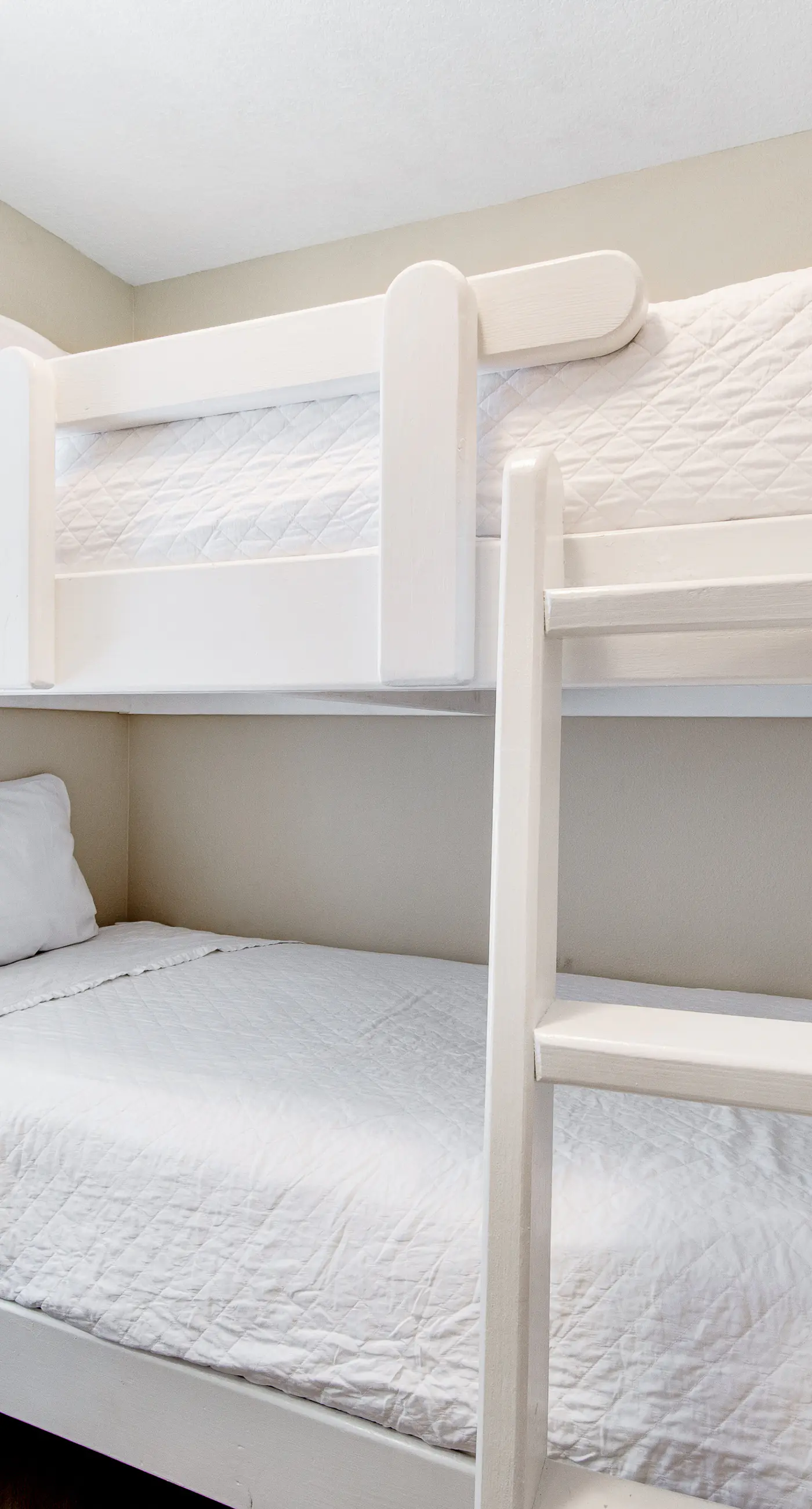 3rd-floor condo with sauna, gym, pool, tennis & pickleball, conference room