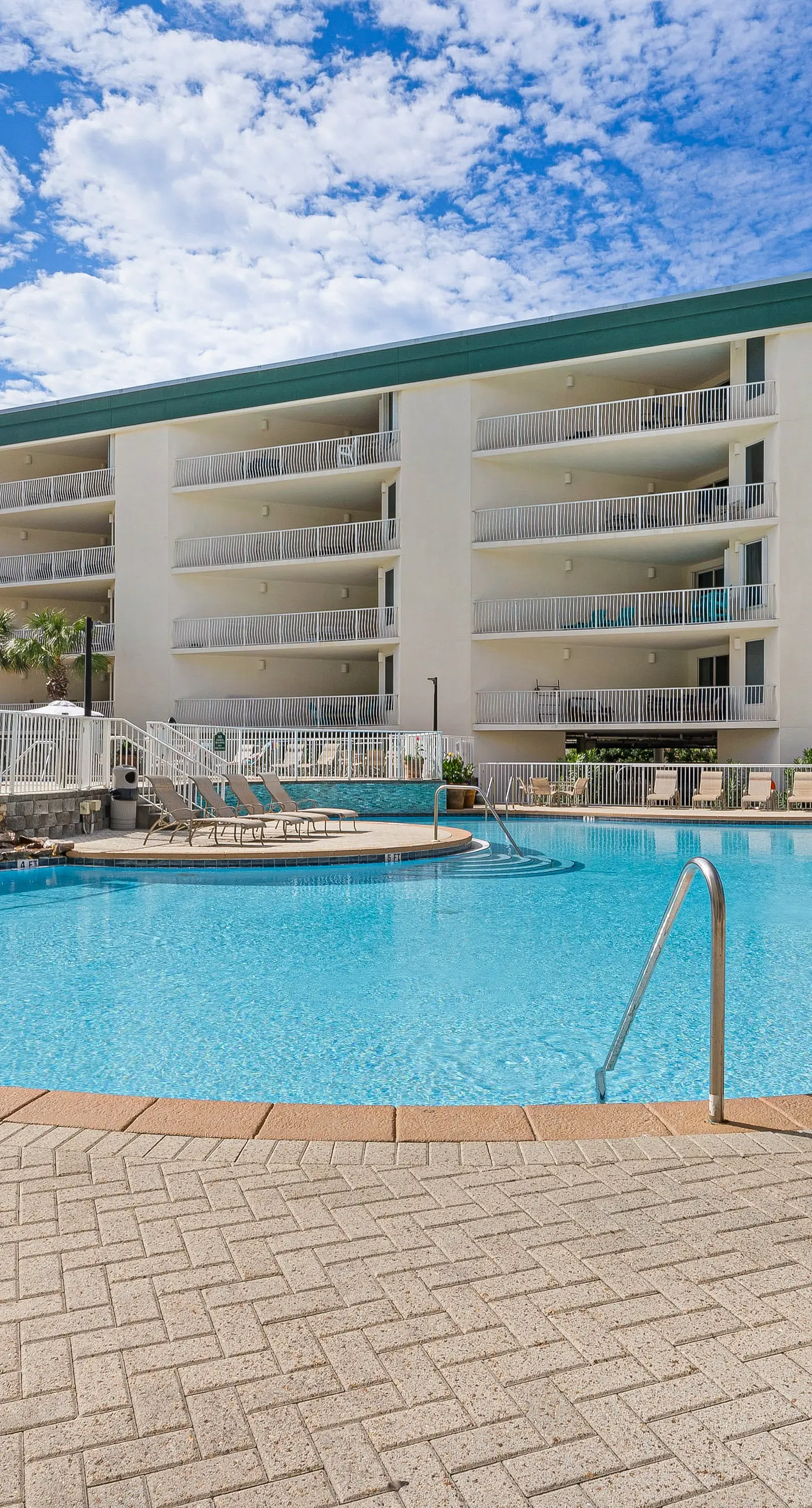 3rd-floor condo with sauna, gym, pool, tennis & pickleball, conference room