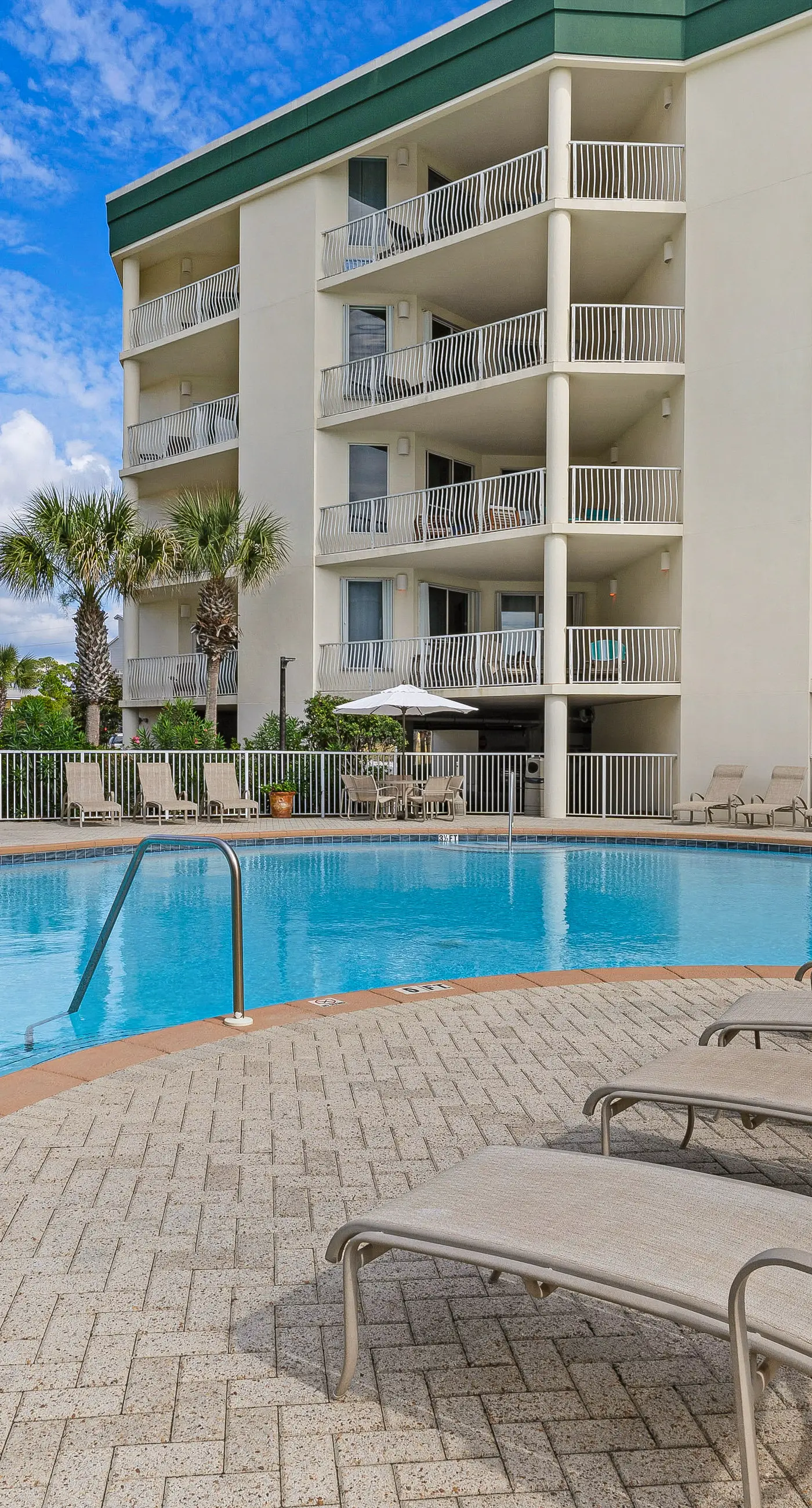 3rd-floor condo with sauna, gym, pool, tennis & pickleball, conference room