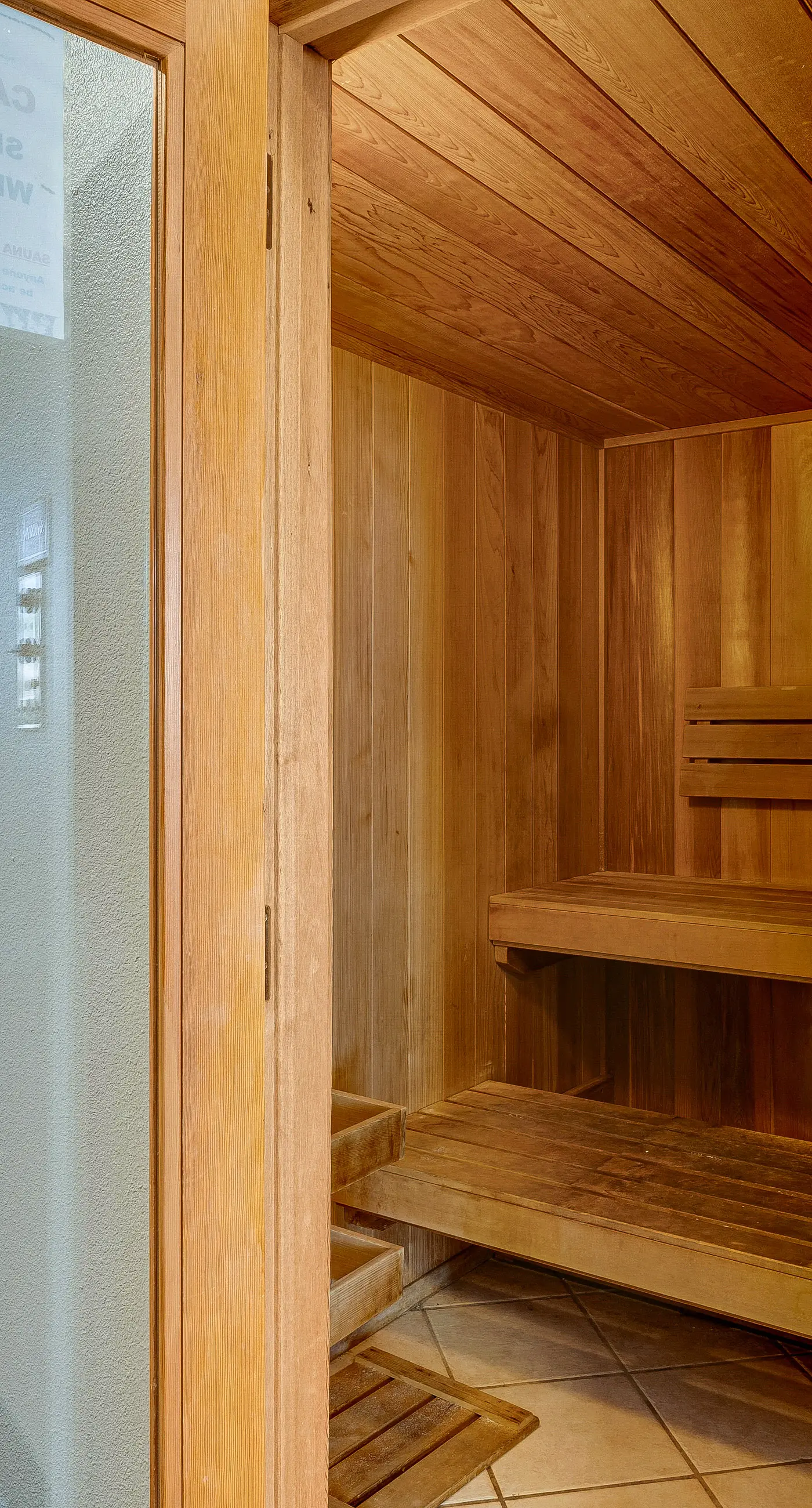 3rd-floor condo with sauna, gym, pool, tennis & pickleball, conference room