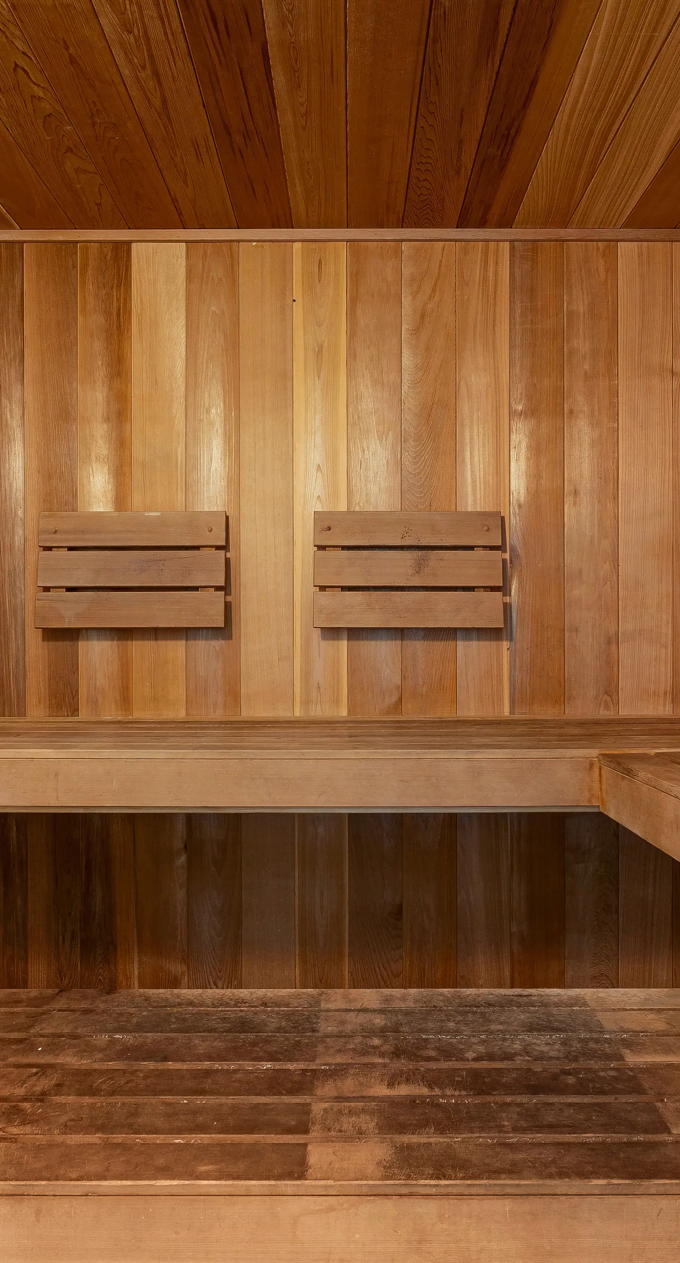 3rd-floor condo with sauna, gym, pool, tennis & pickleball, conference room