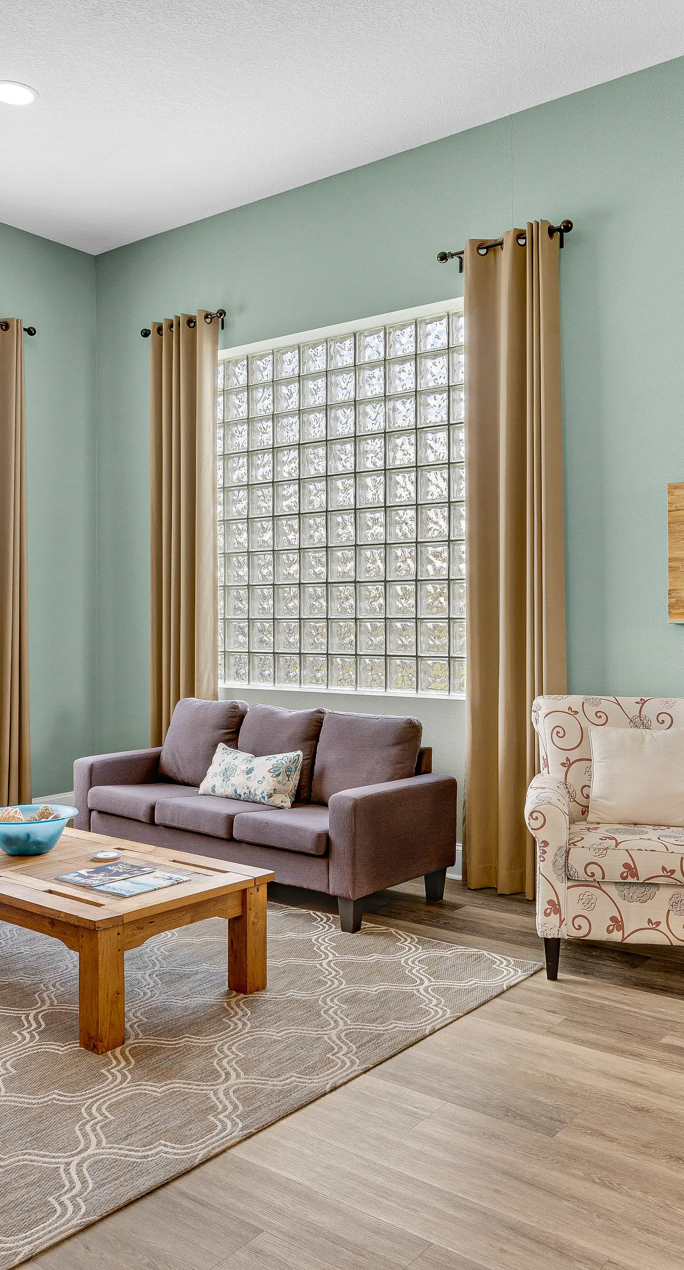 3rd-floor condo with sauna, gym, pool, tennis & pickleball, conference room