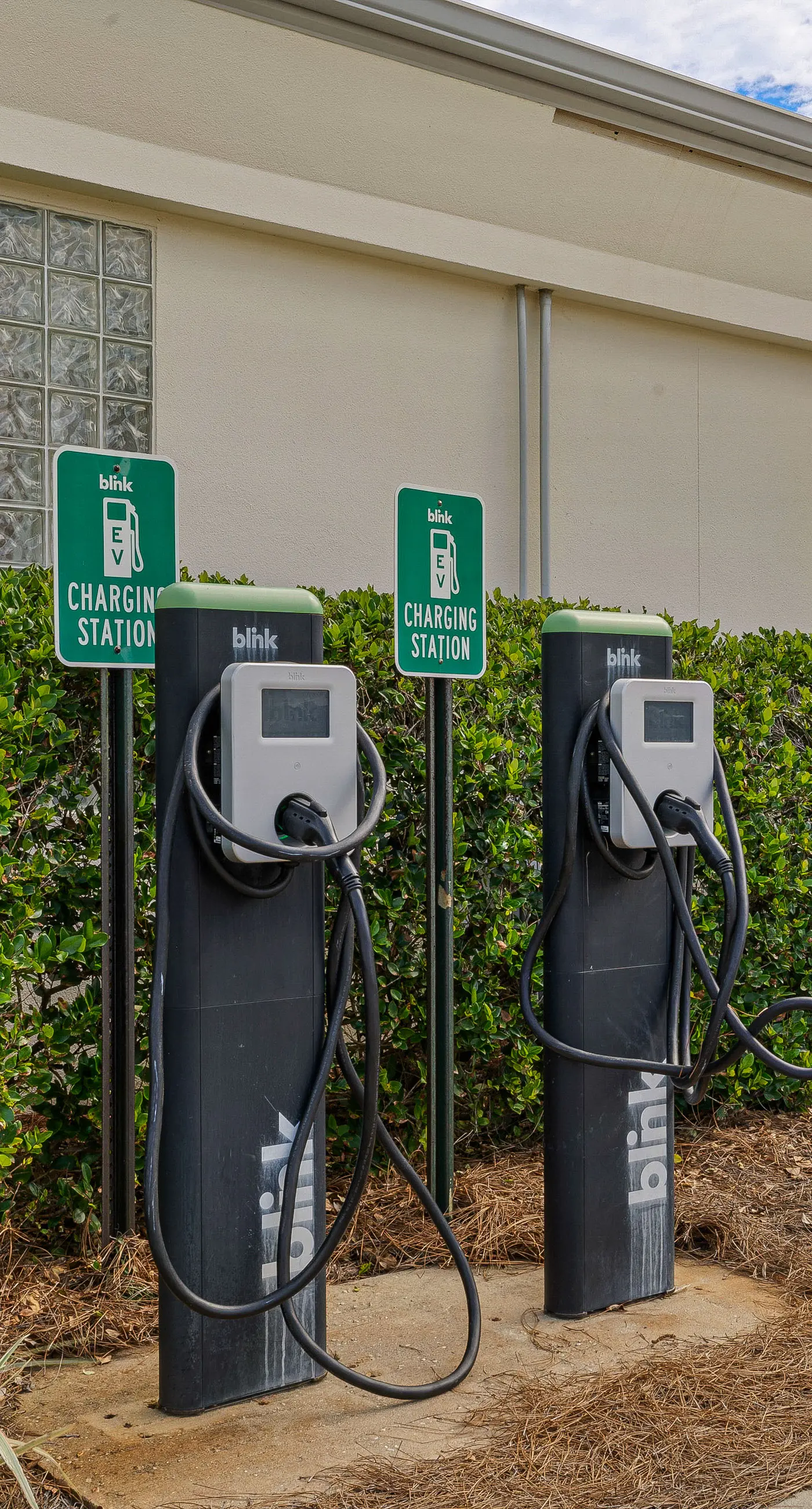 3rd-floor condo with sauna, gym, pool, tennis & pickleball, conference room