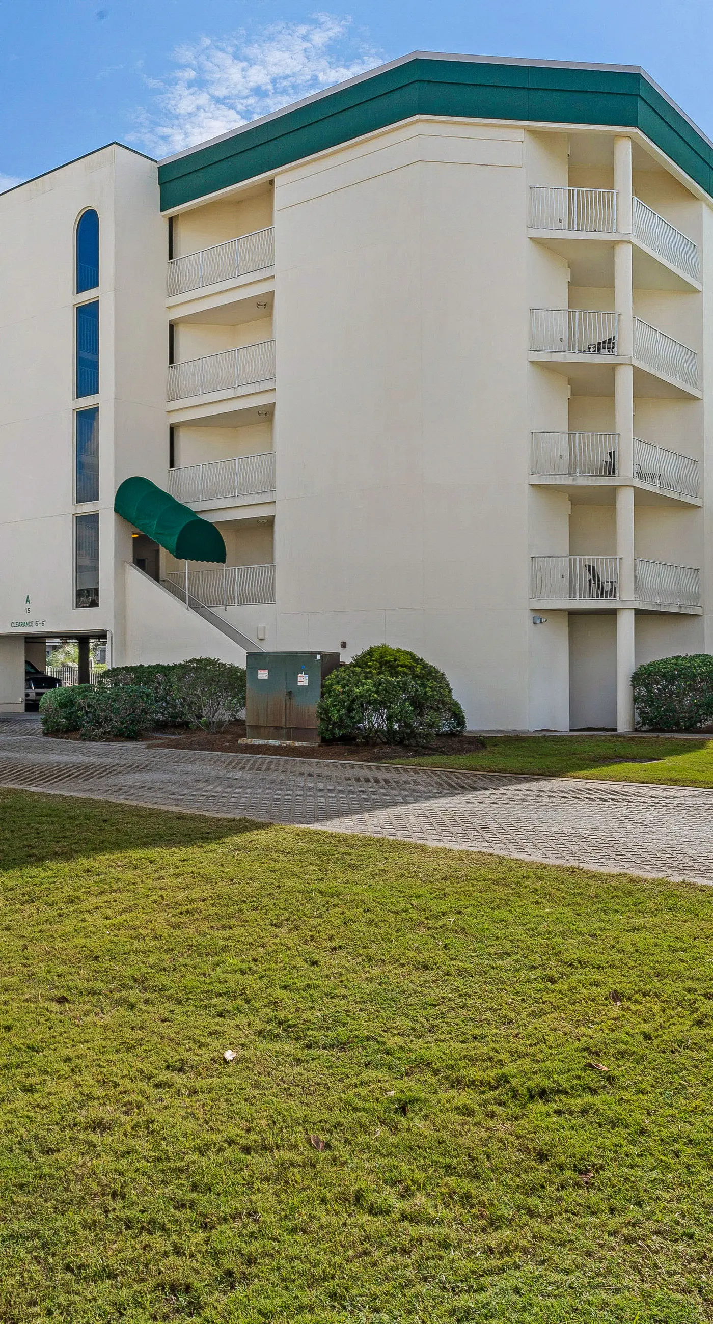 3rd-floor condo with sauna, gym, pool, tennis & pickleball, conference room