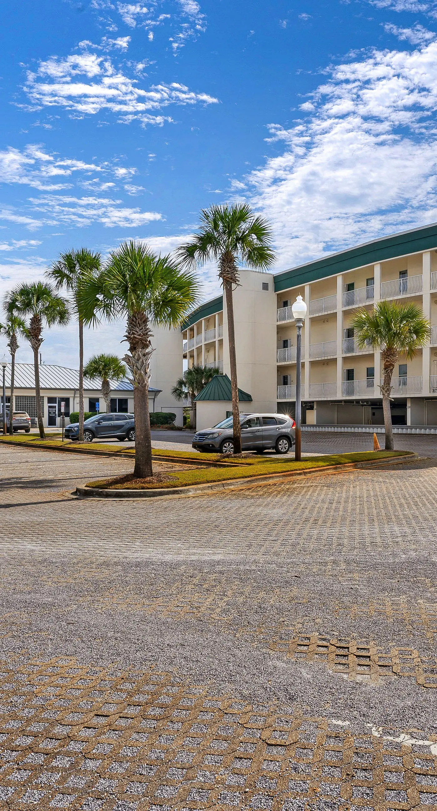 3rd-floor condo with sauna, gym, pool, tennis & pickleball, conference room