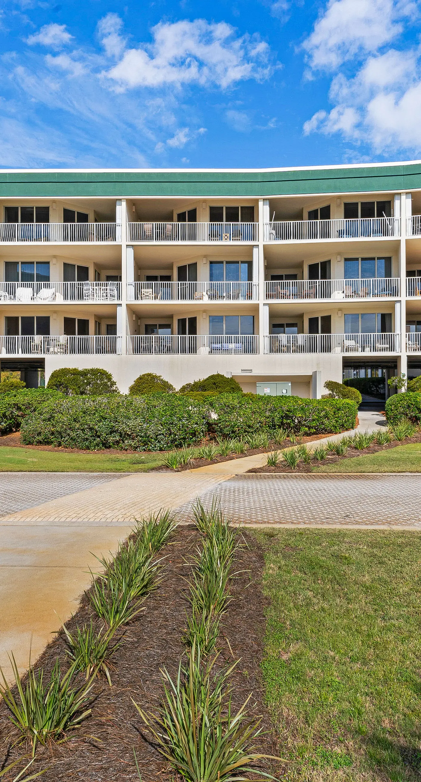 3rd-floor condo with sauna, gym, pool, tennis & pickleball, conference room