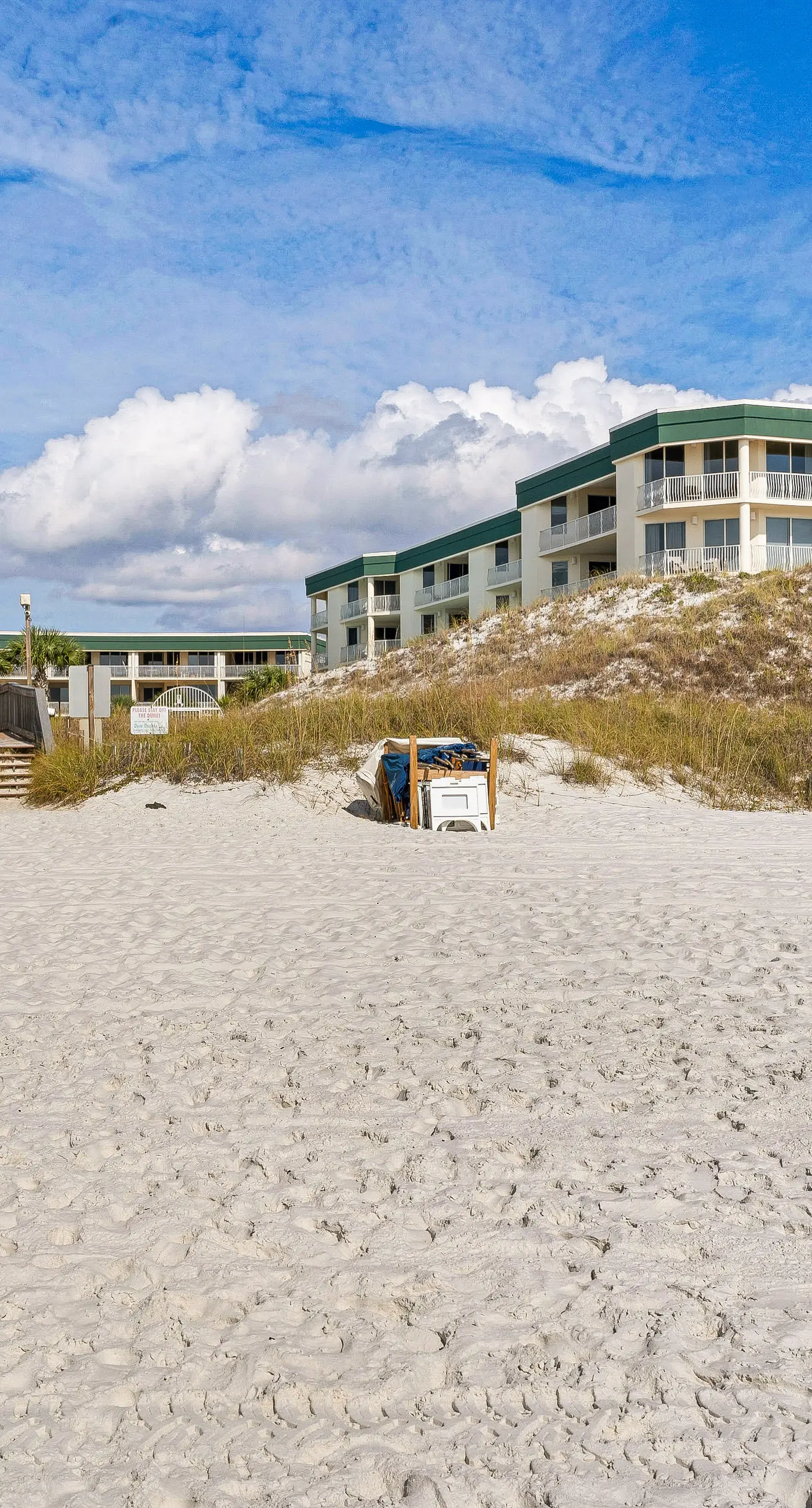 3rd-floor condo with sauna, gym, pool, tennis & pickleball, conference room