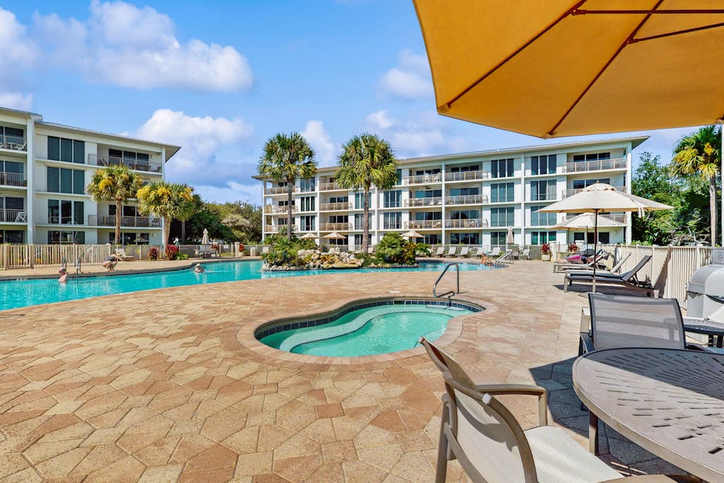 Amazing Santa Rosa Beach condo with pool, hot tub & pickleball
