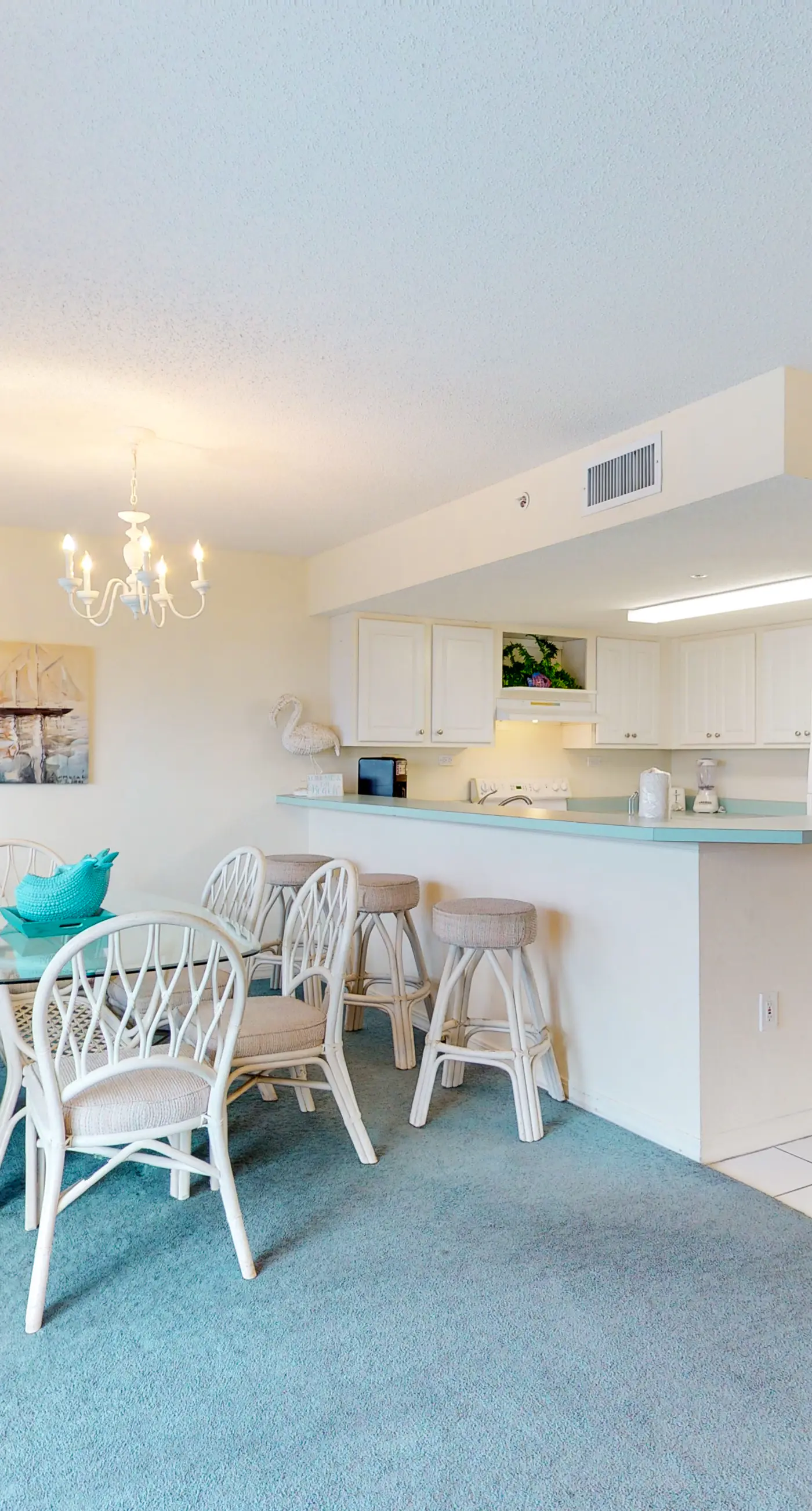 Bright Gulf-front condo with central AC, washer&dryer, pool access, and ocean view