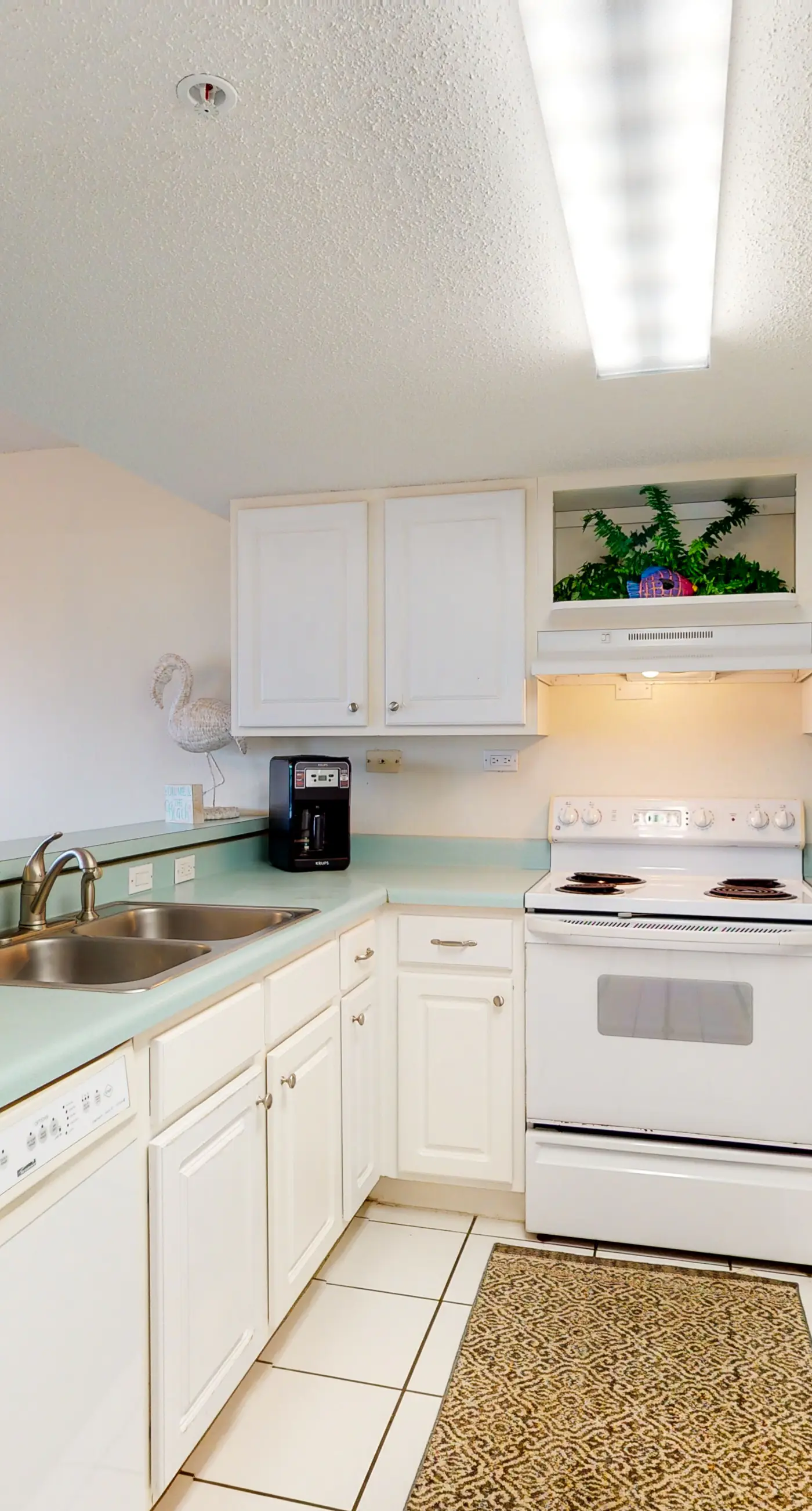 Bright Gulf-front condo with central AC, washer&dryer, pool access, and ocean view