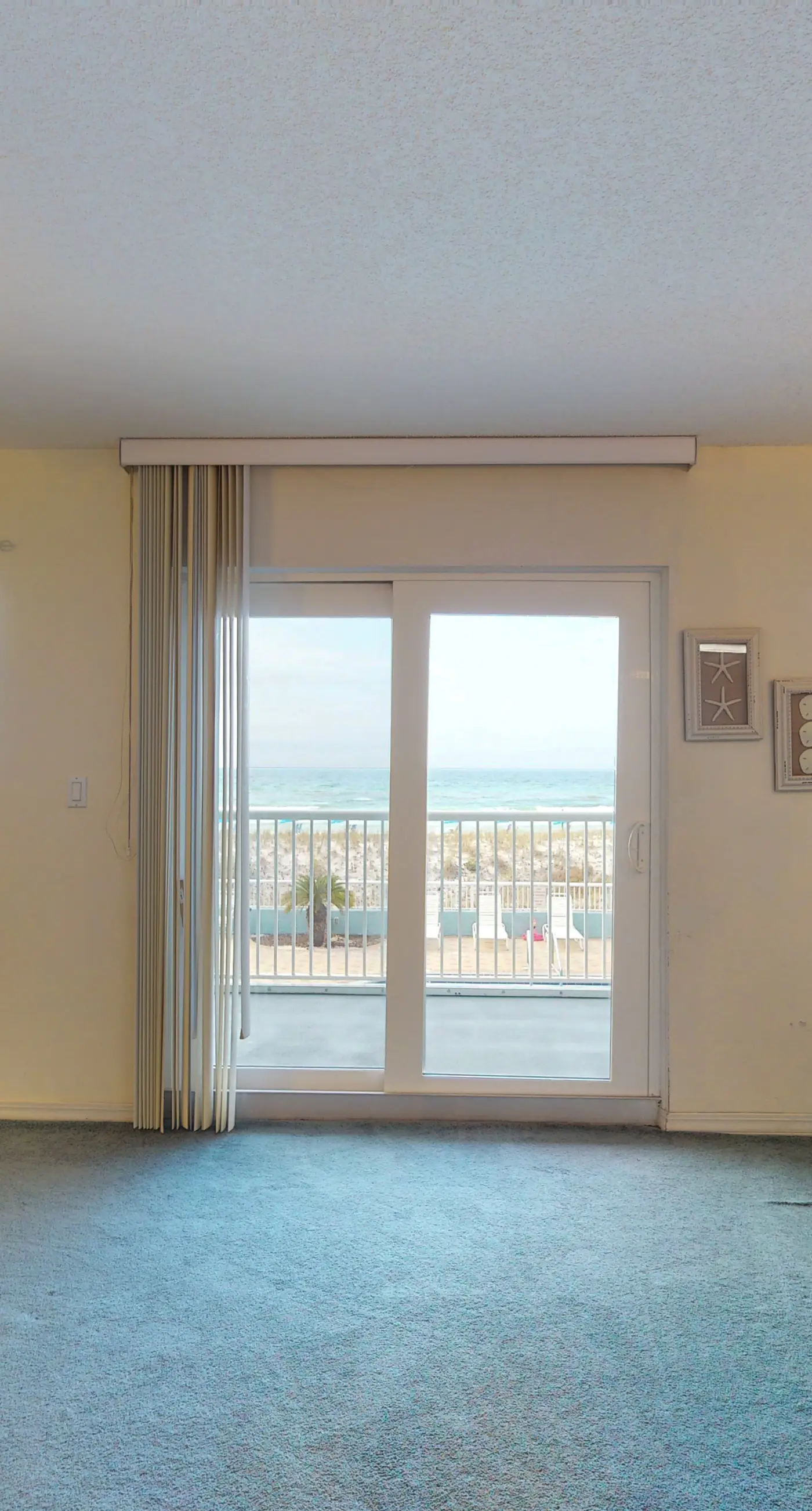 Bright Gulf-front condo with central AC, washer&dryer, pool access, and ocean view