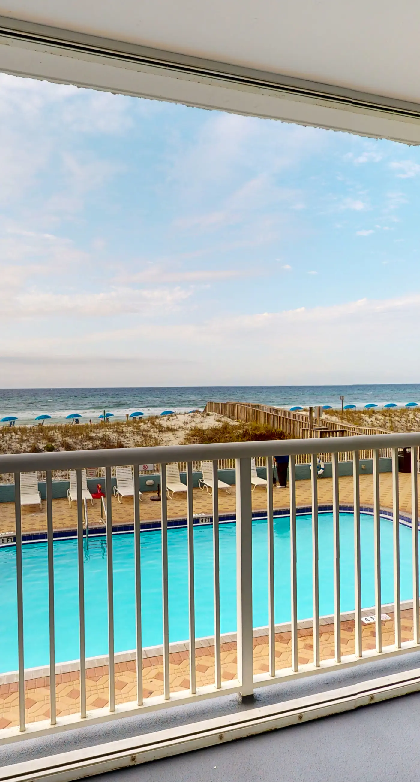 Bright Gulf-front condo with central AC, washer&dryer, pool access, and ocean view