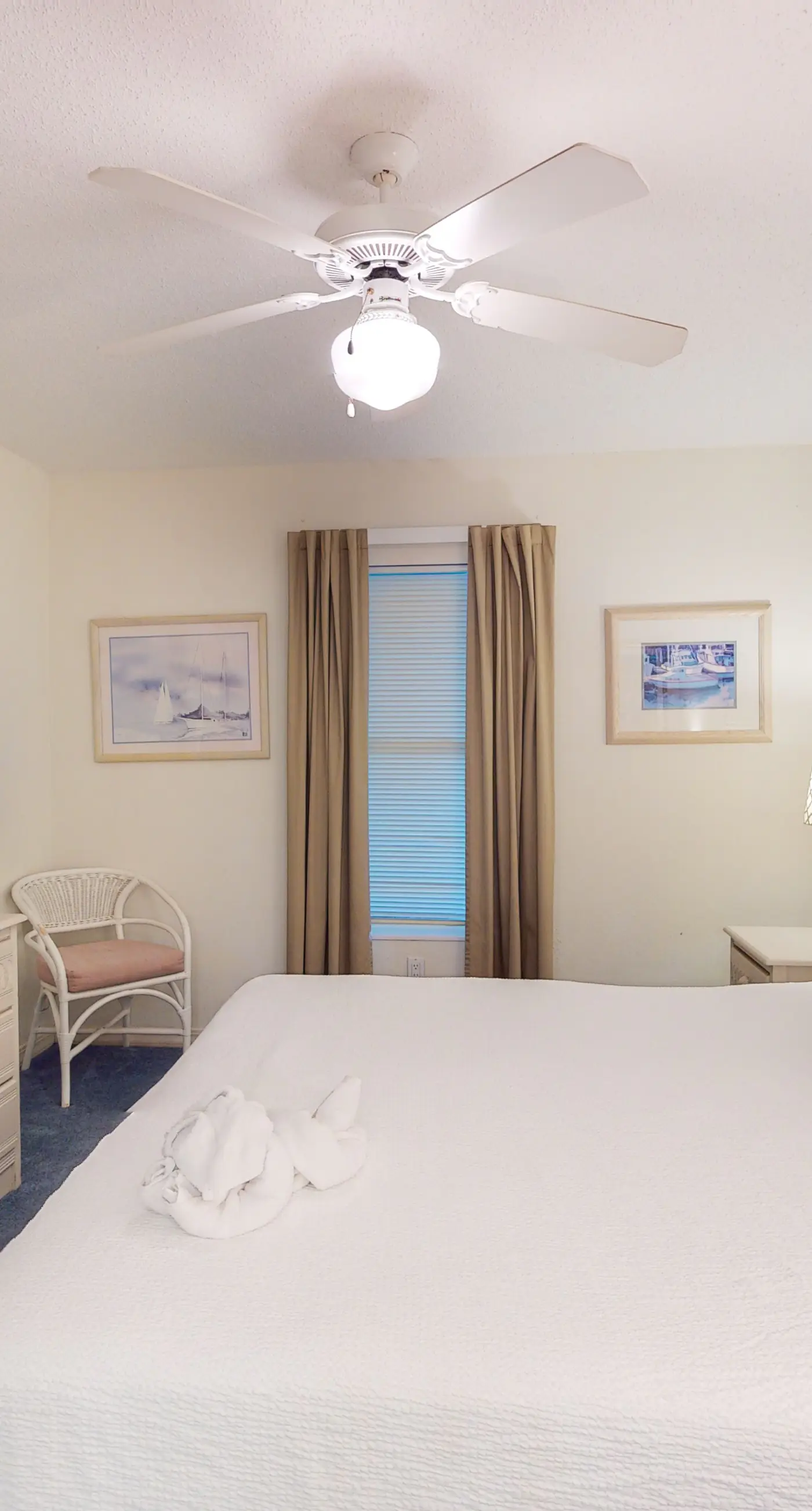 Bright Gulf-front condo with central AC, washer&dryer, pool access, and ocean view