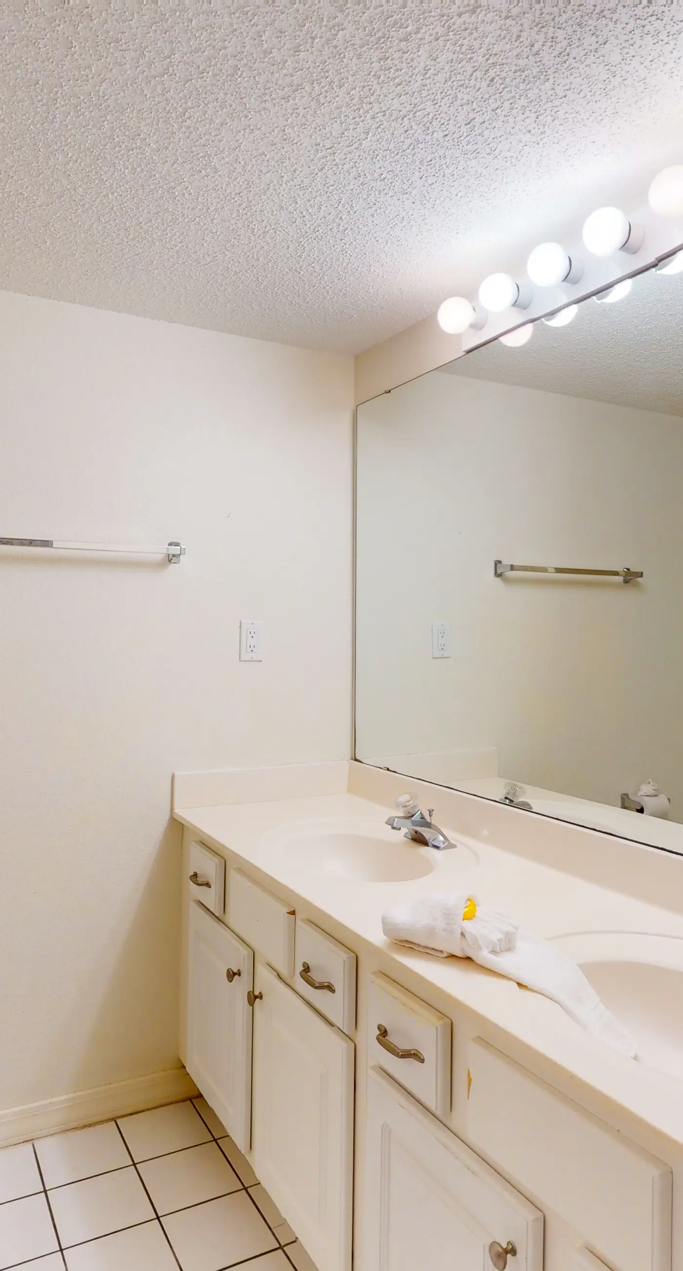 Bright Gulf-front condo with central AC, washer&dryer, pool access, and ocean view