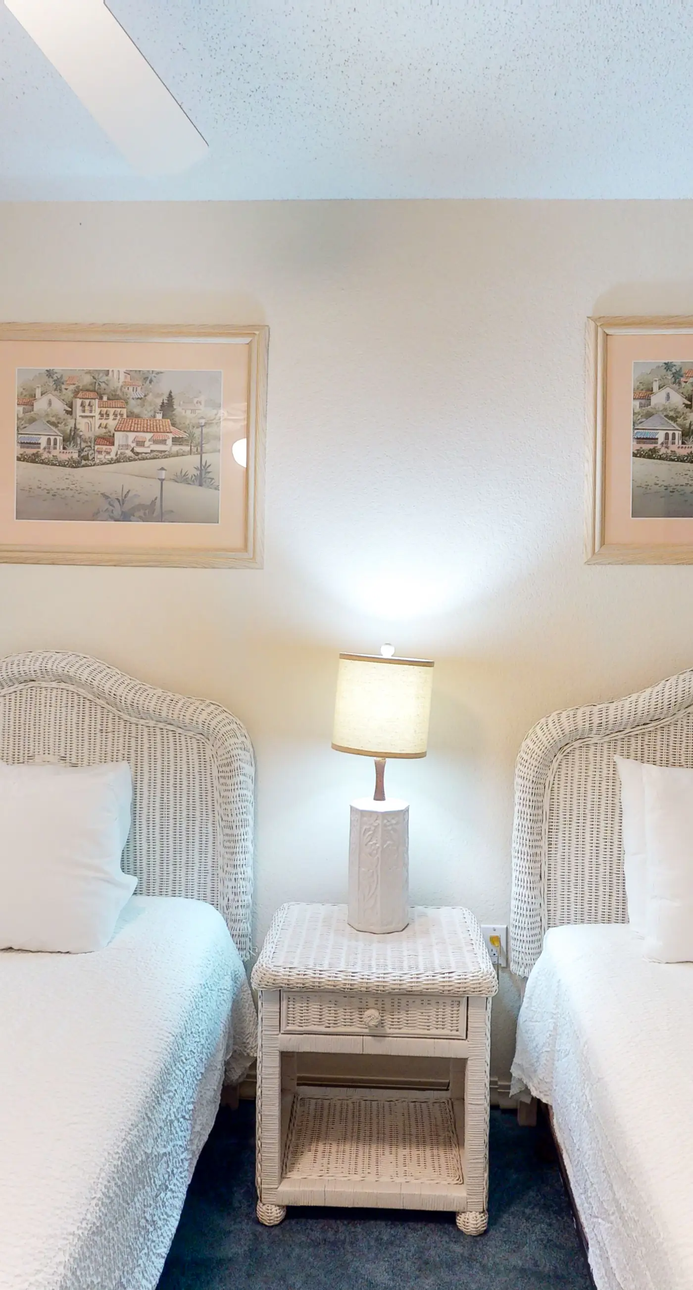 Bright Gulf-front condo with central AC, washer&dryer, pool access, and ocean view