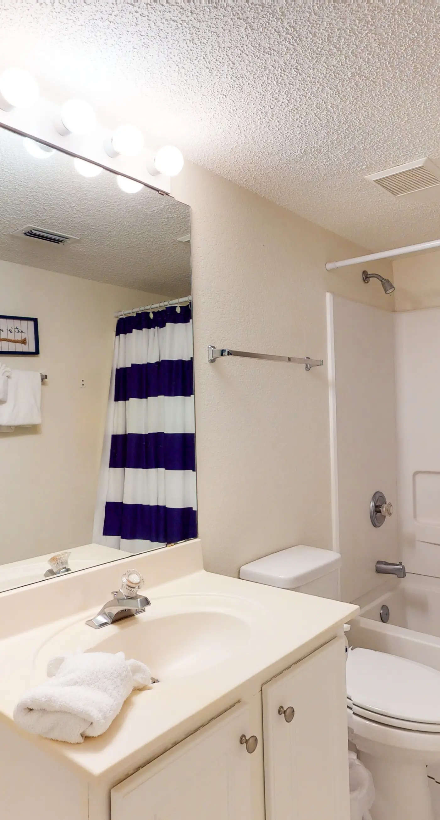 Bright Gulf-front condo with central AC, washer&dryer, pool access, and ocean view