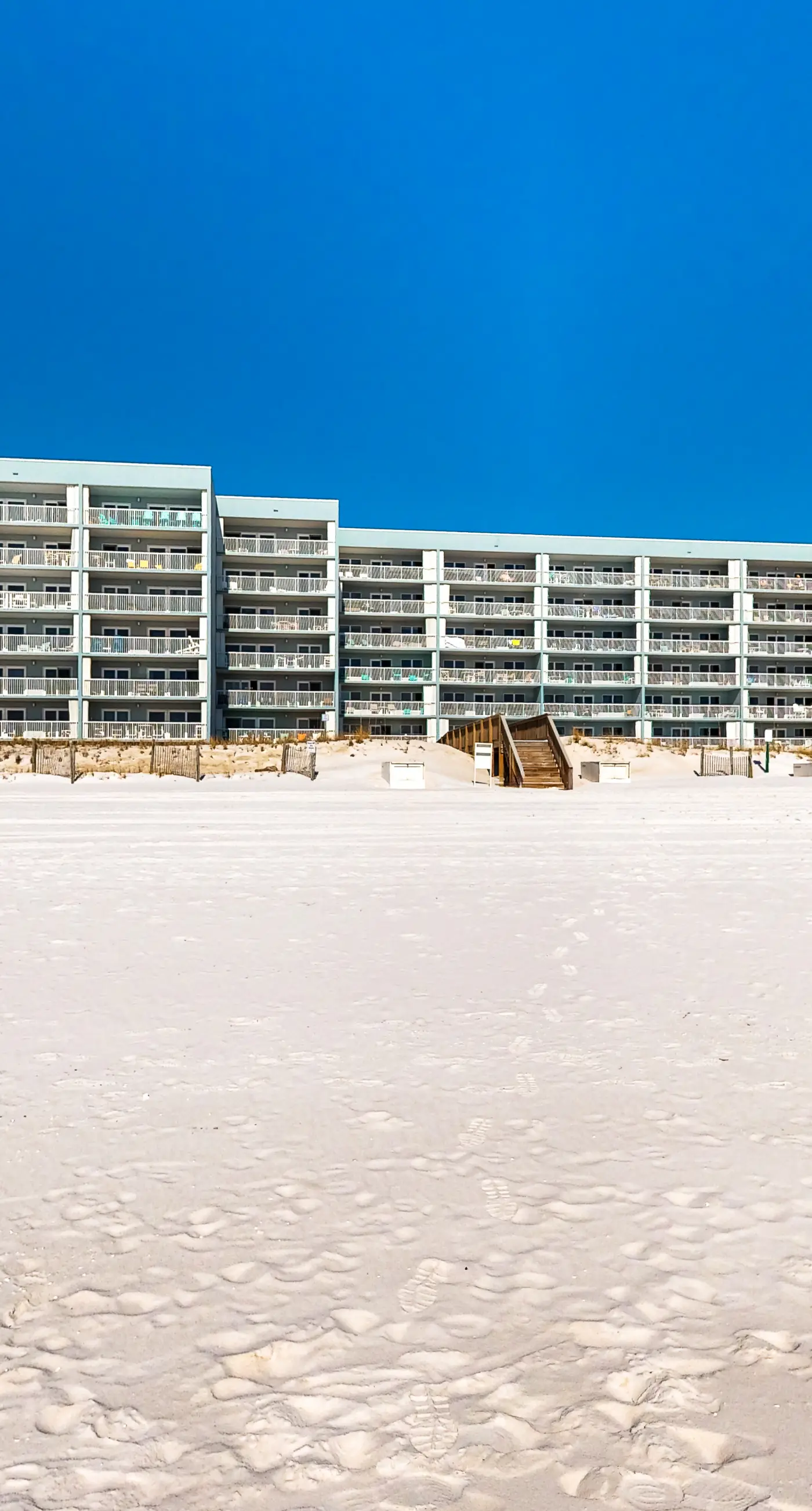 Bright Gulf-front condo with central AC, washer&dryer, pool access, and ocean view