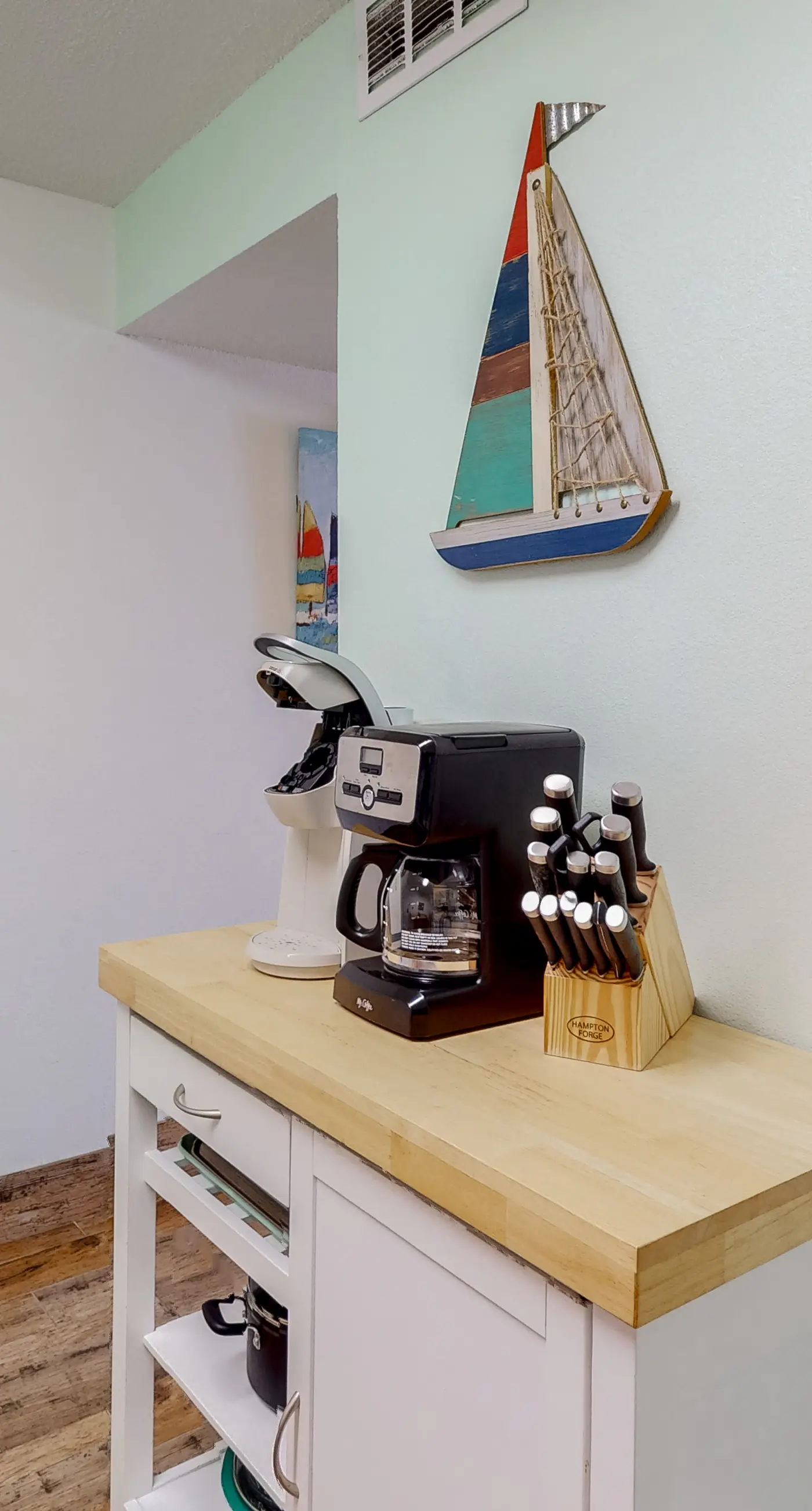 Islander W 602 - Modern oceanfront studio with pool access, central AC, and beach service