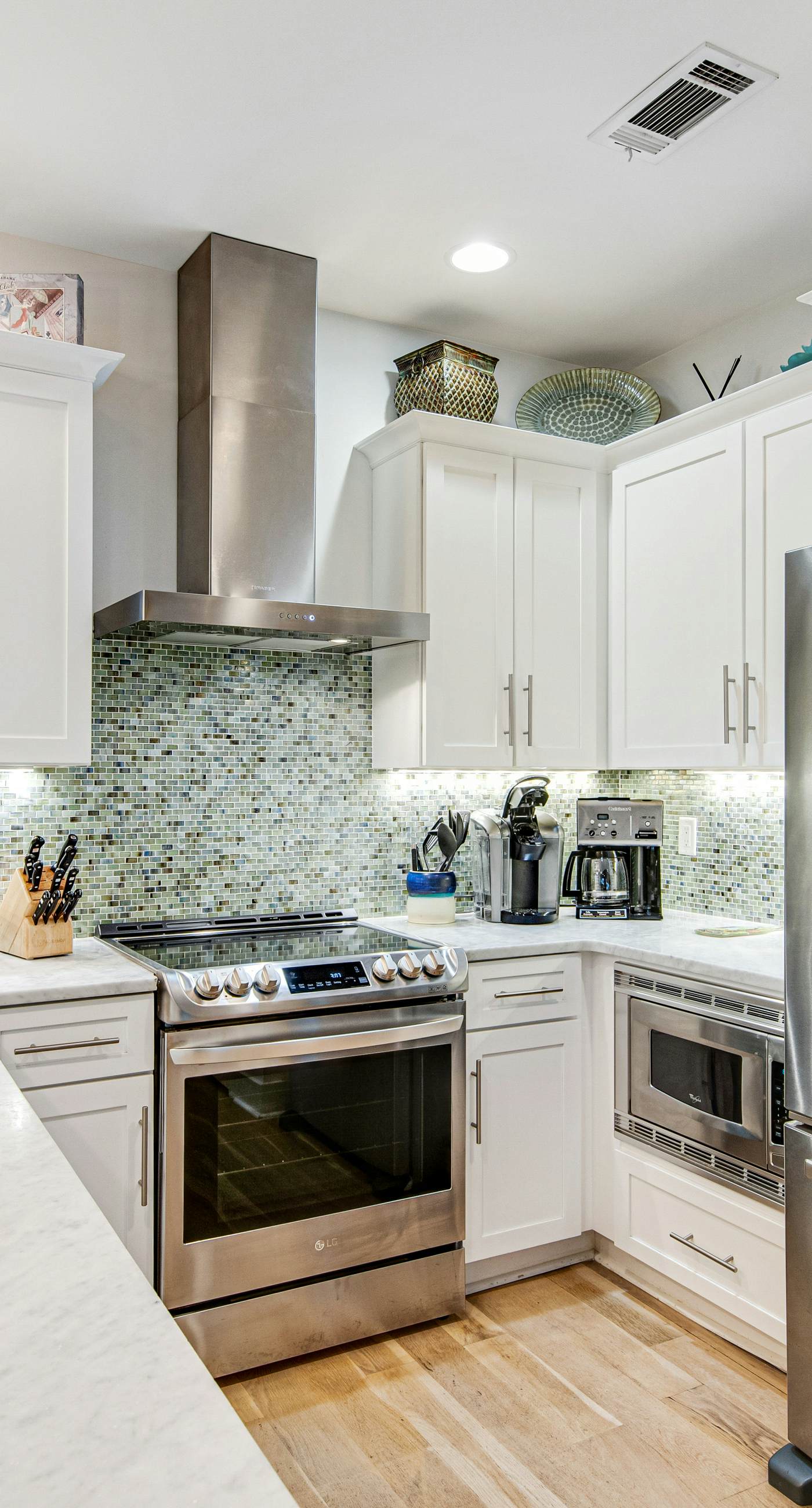 Gorgeous coastal home w/ shared pool - walk to beach, dining & shopping