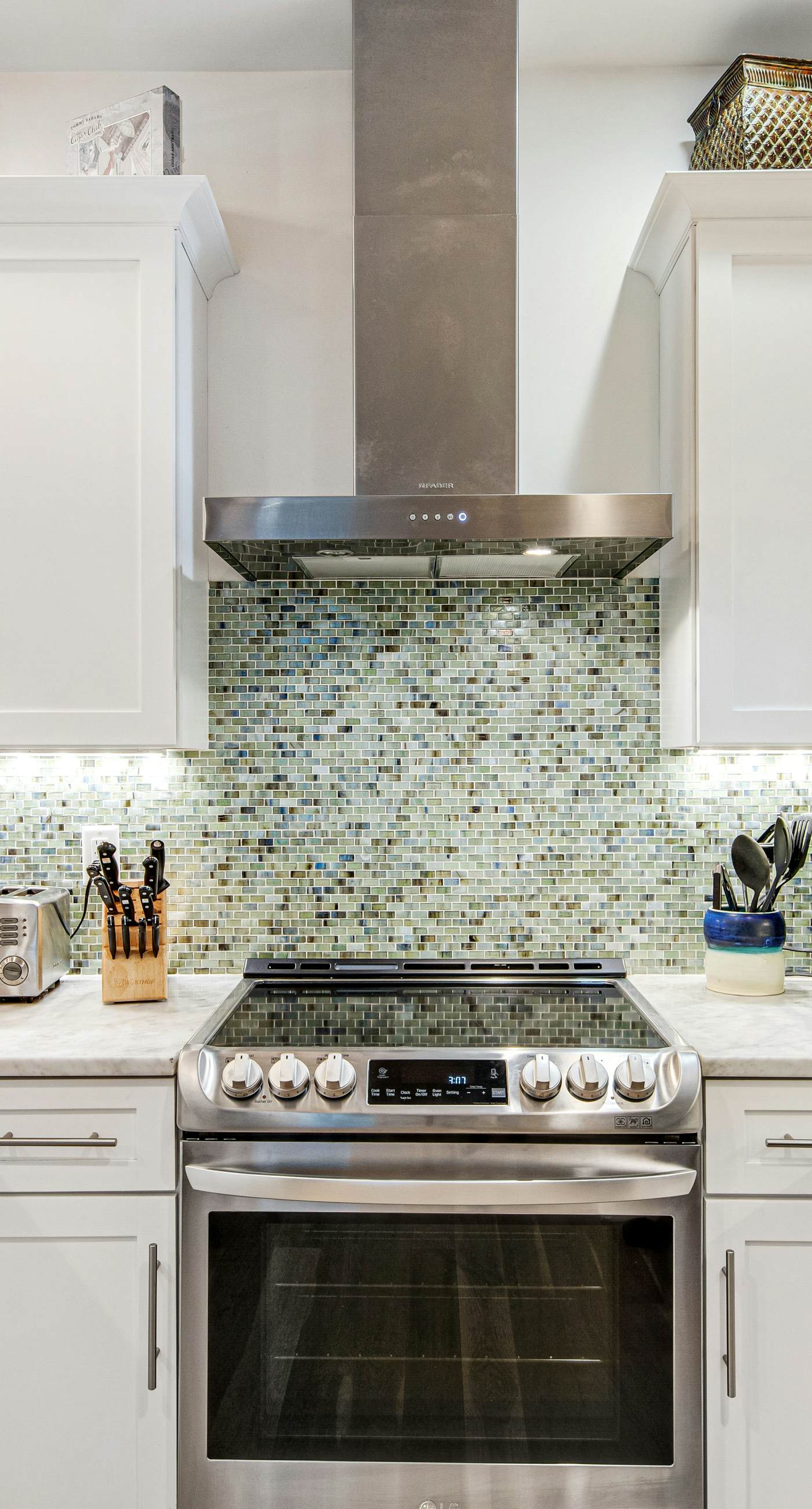 Gorgeous coastal home w/ shared pool - walk to beach, dining & shopping