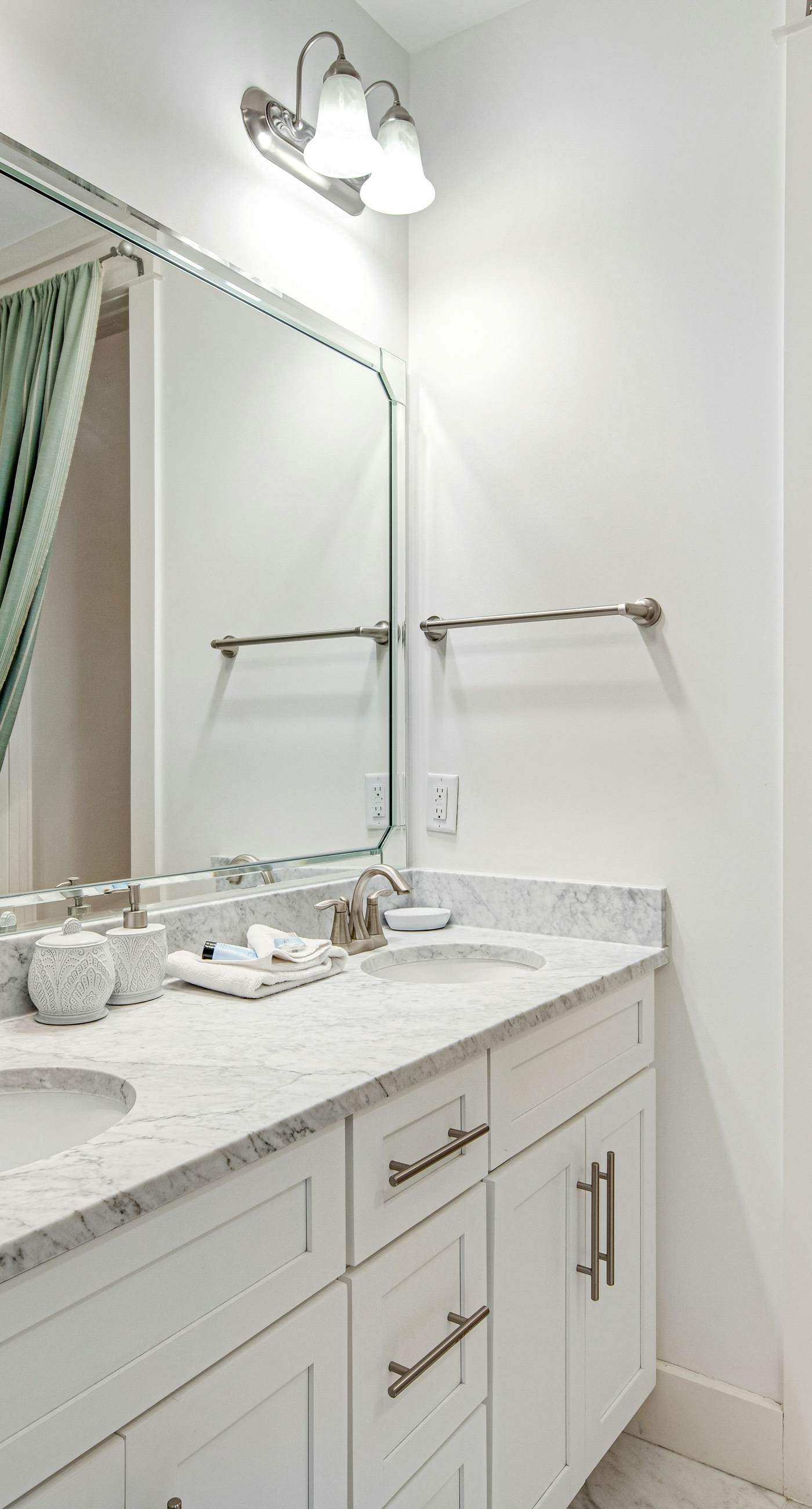 Gorgeous coastal home w/ shared pool - walk to beach, dining & shopping