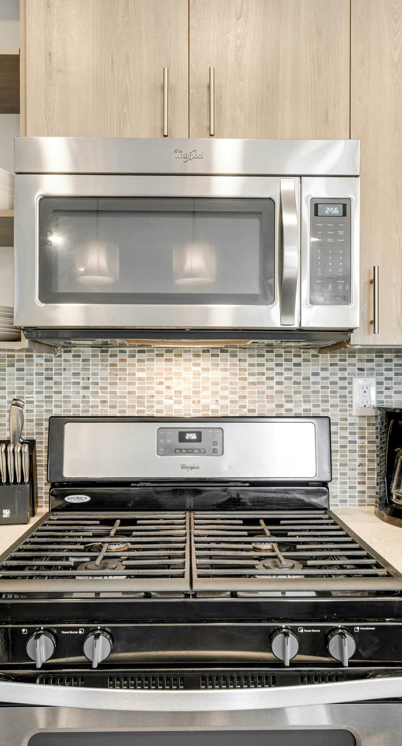 Third-floor luxury condo near beach with resort pool, gym & EV chargers