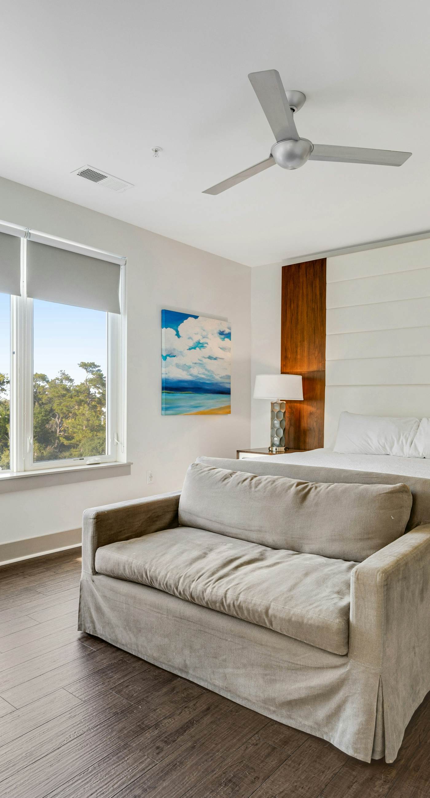 Third-floor luxury condo near beach with resort pool, gym & EV chargers