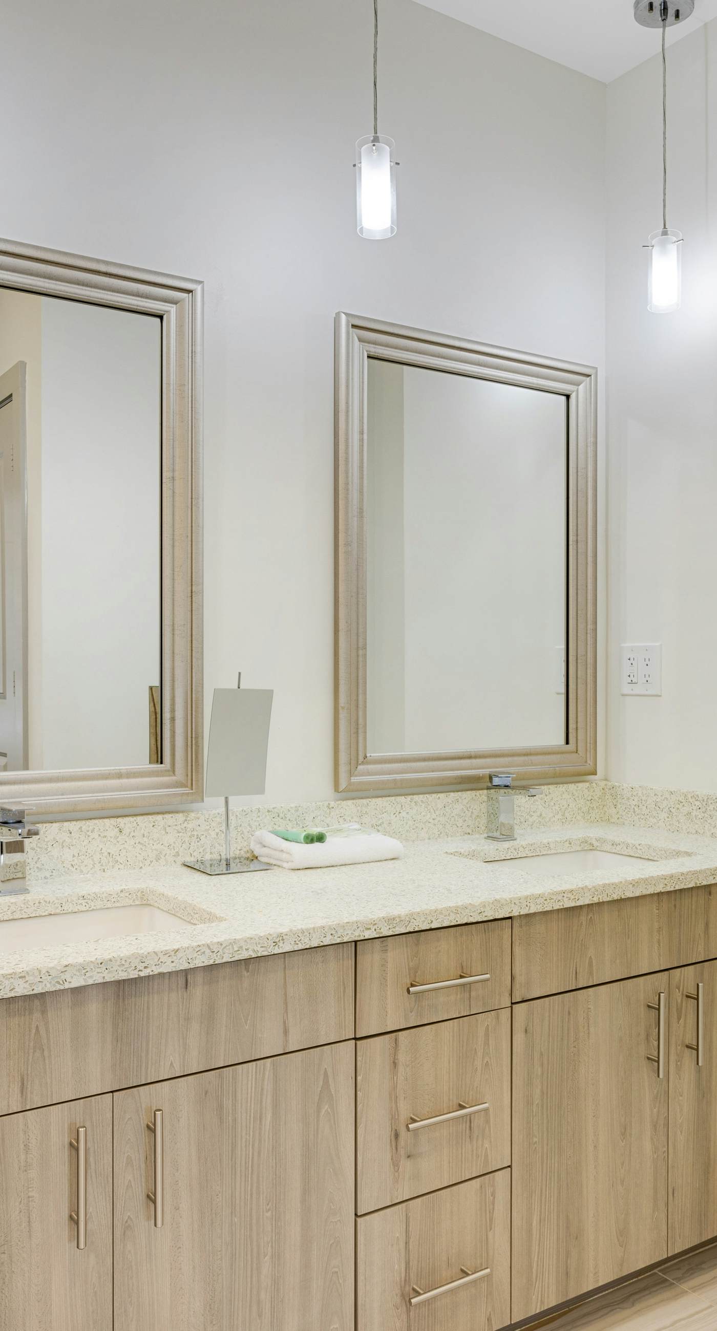 Third-floor luxury condo near beach with resort pool, gym & EV chargers