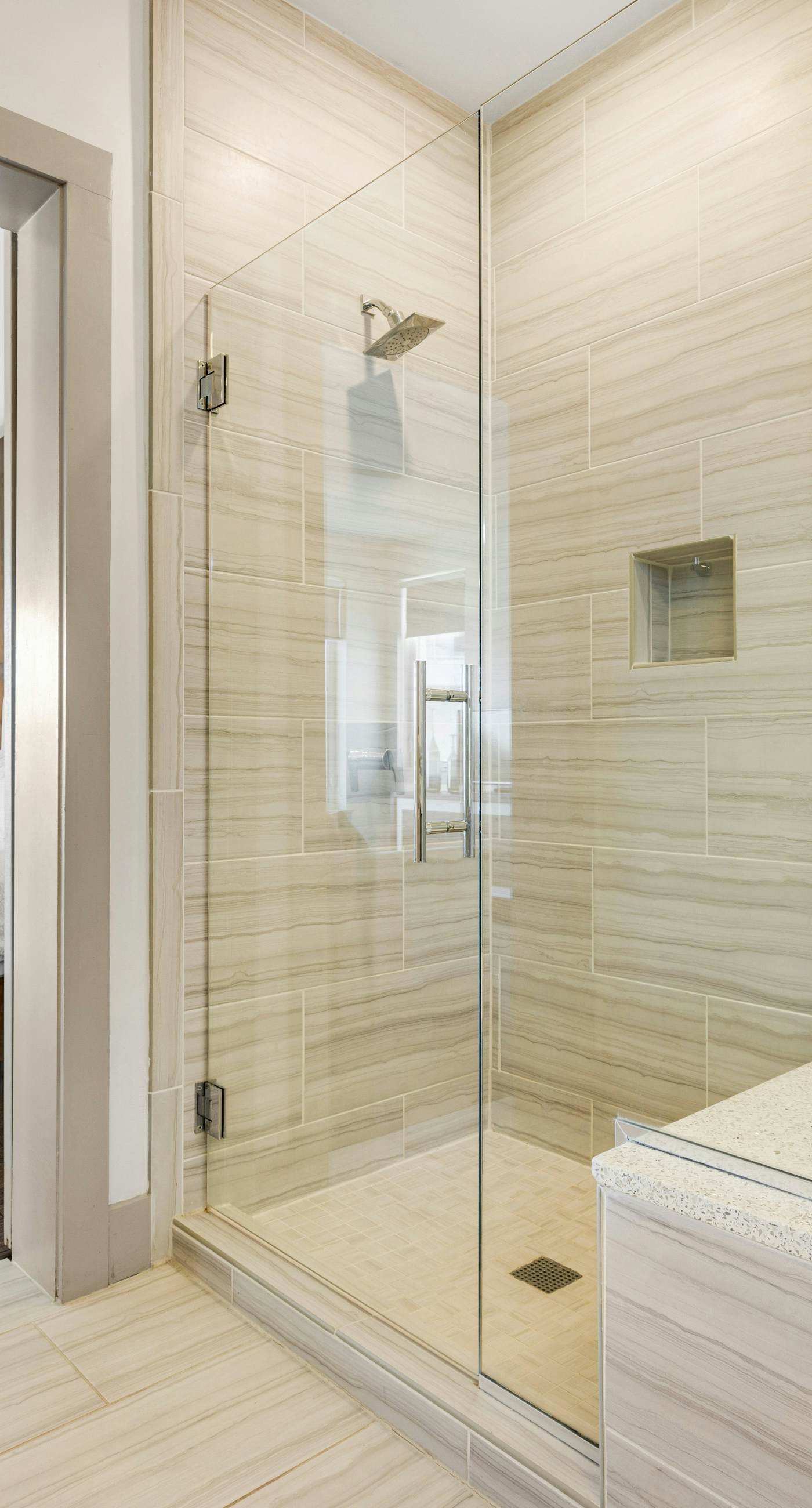 Third-floor luxury condo near beach with resort pool, gym & EV chargers