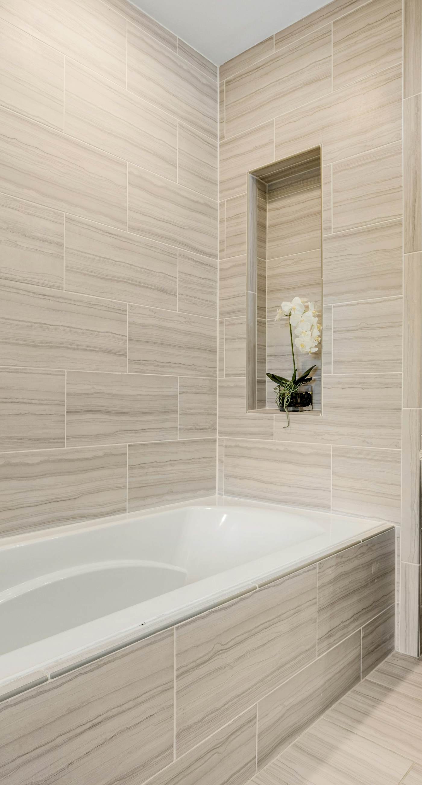 Third-floor luxury condo near beach with resort pool, gym & EV chargers