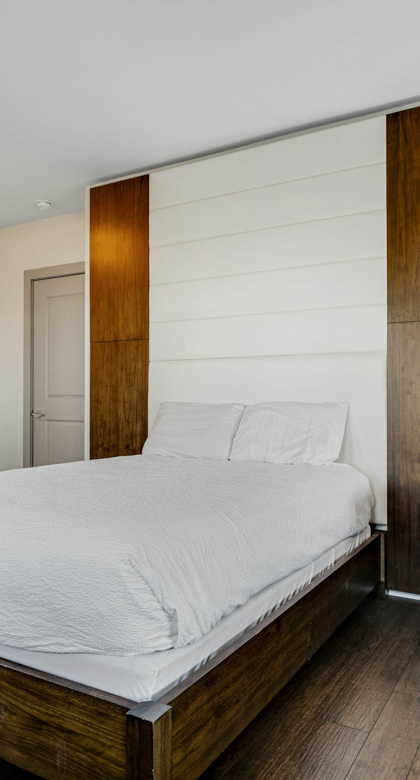 Third-floor luxury condo near beach with resort pool, gym & EV chargers