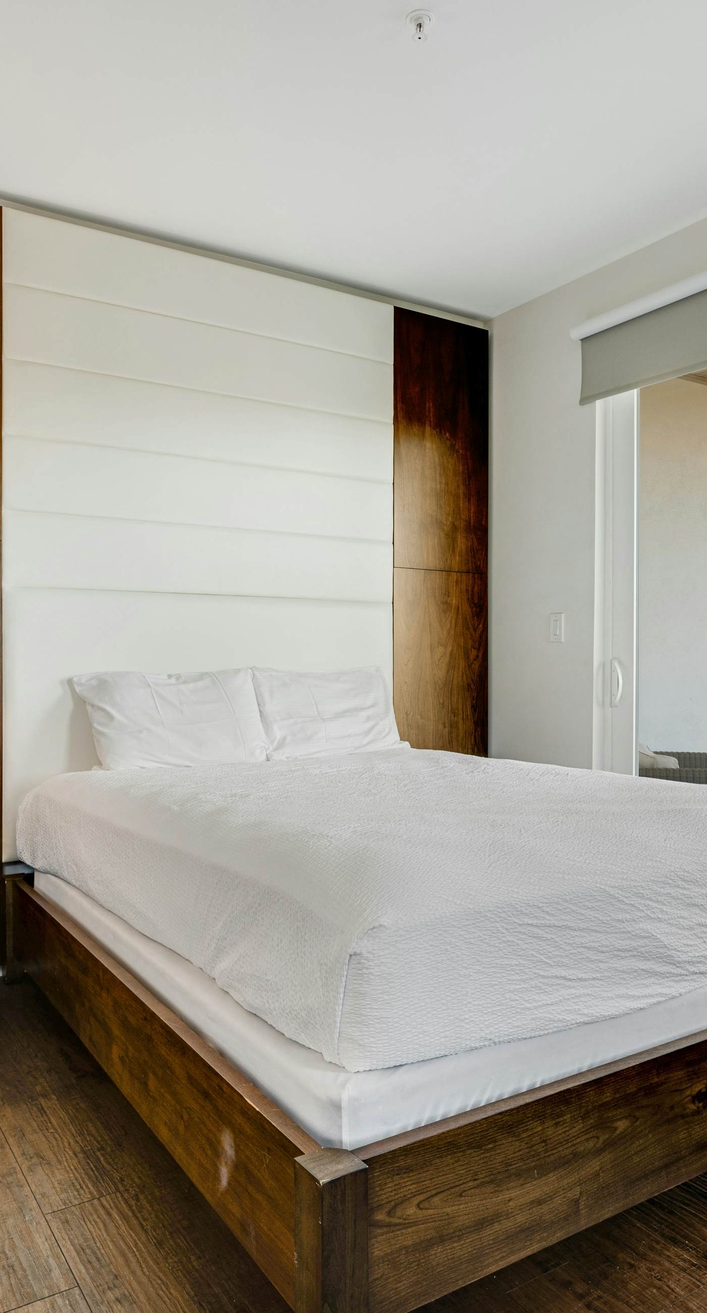 Third-floor luxury condo near beach with resort pool, gym & EV chargers