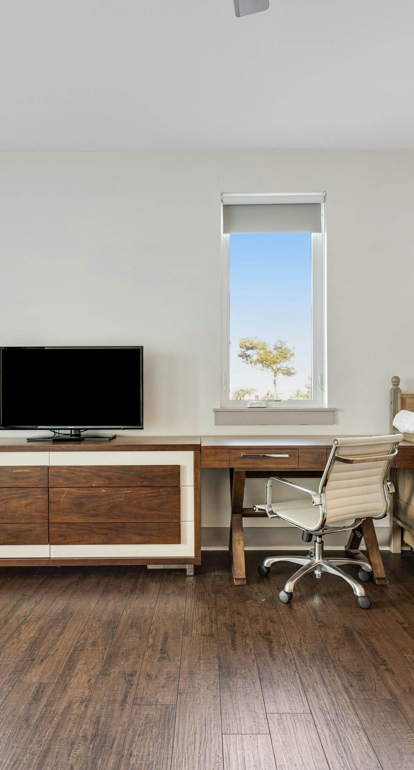 Third-floor luxury condo near beach with resort pool, gym & EV chargers